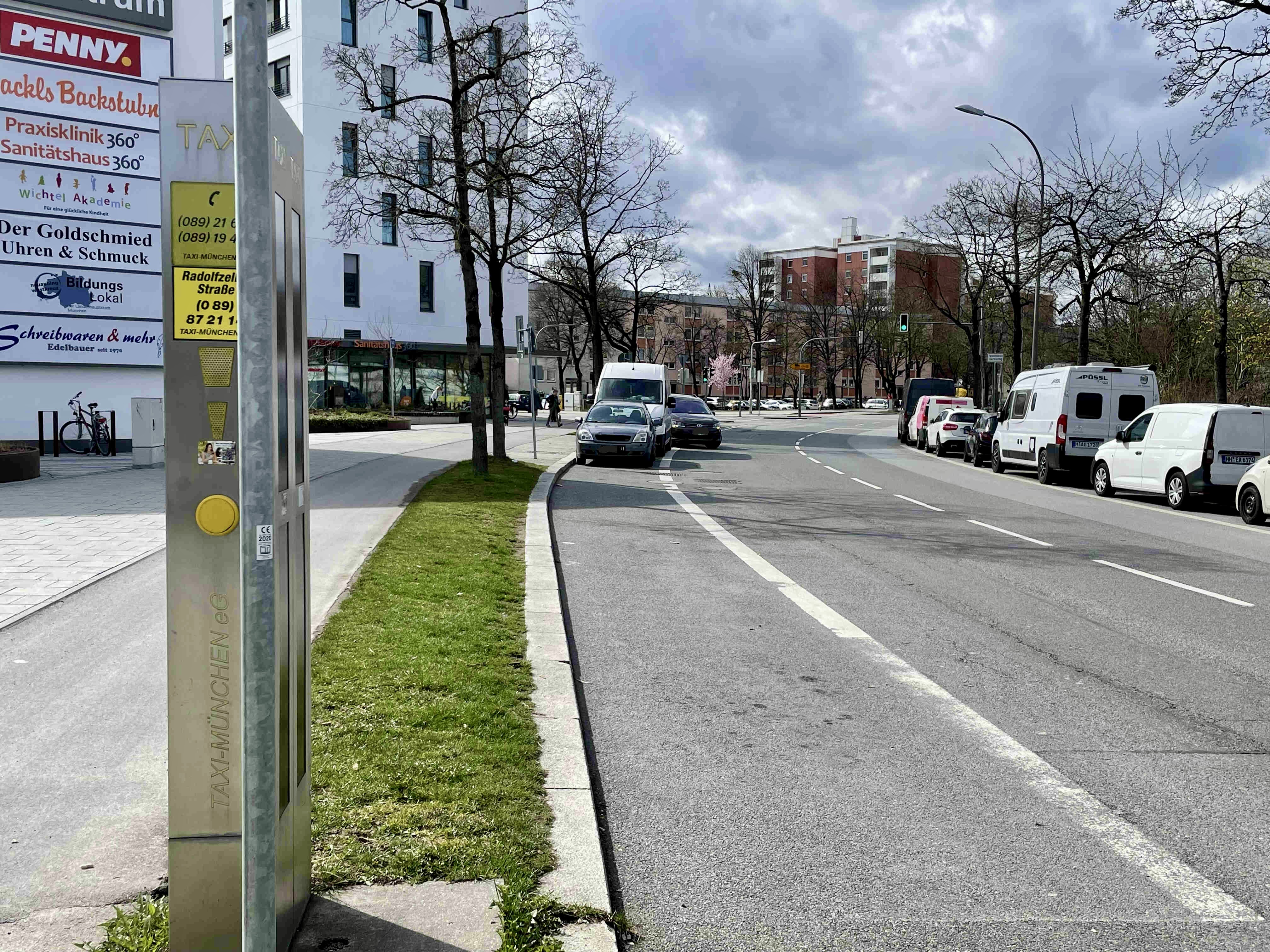 Nur noch drei statt sieben Taxis soll zukünftig vor dem Paul-Ottmann-Zentrum auf Fahrgäste warten.