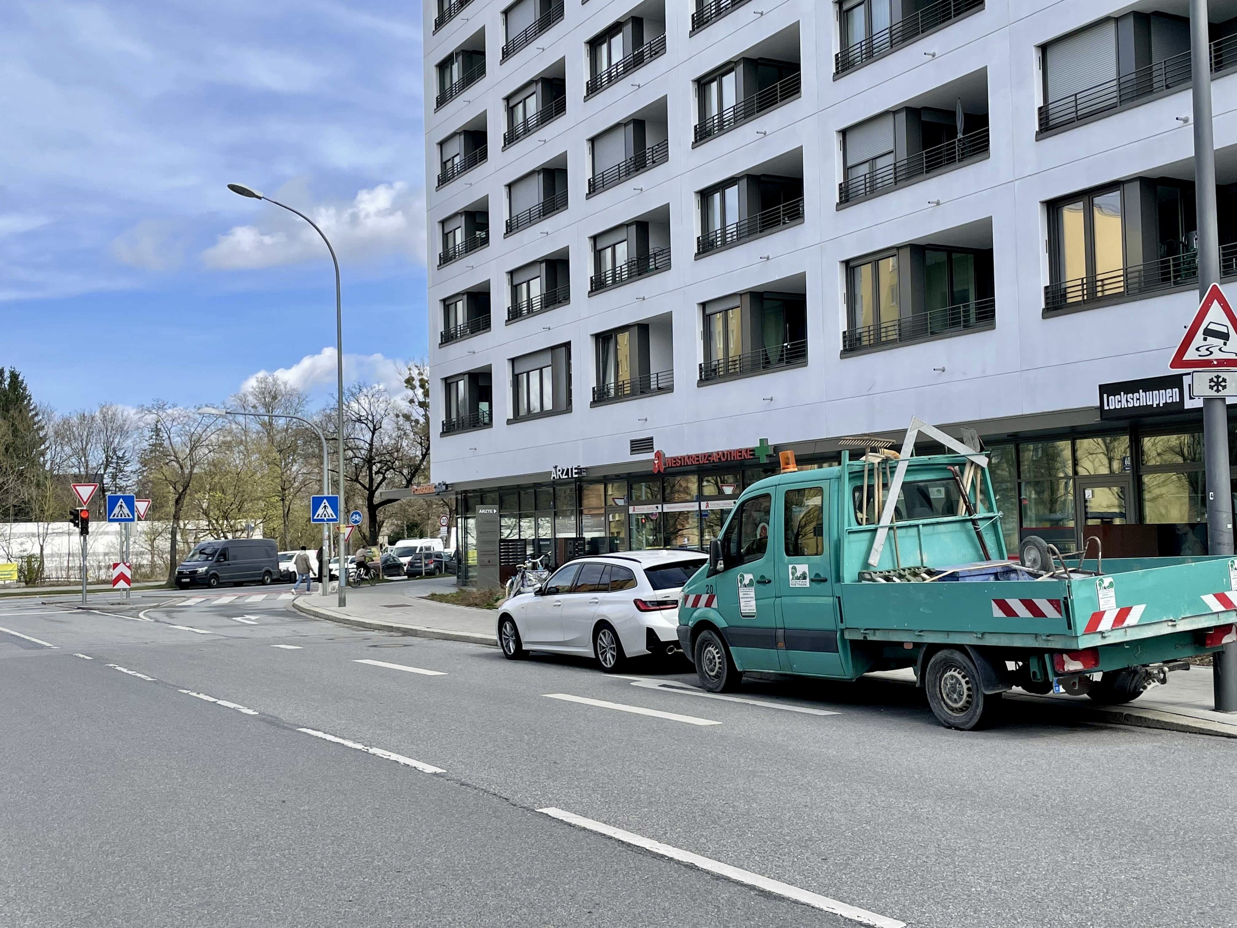 Abgestellte Fahrzeuge soll es zukünftig auf der Abbiegespur vor dem Ärztezentrum nicht mehr geben.