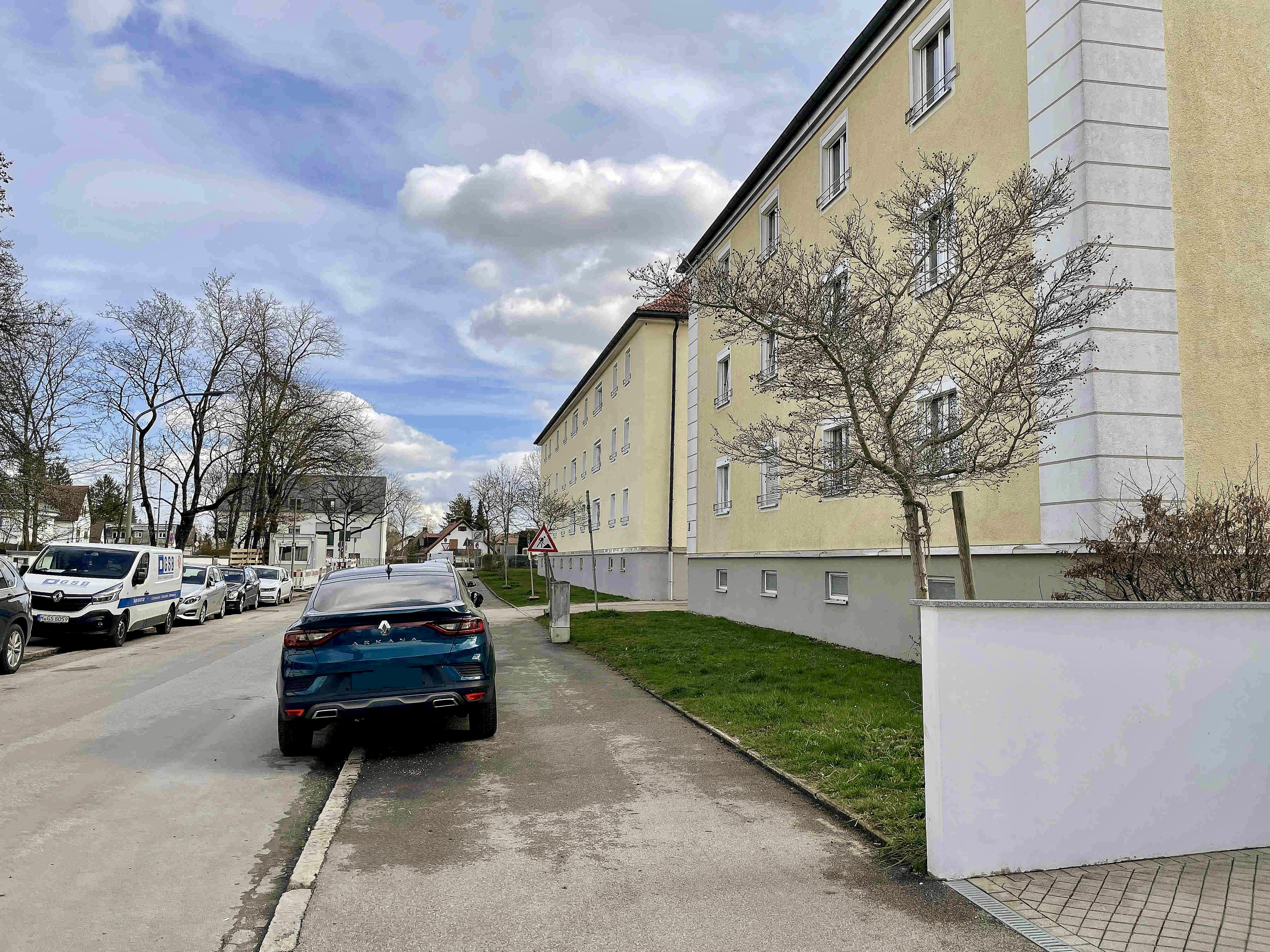 Sind alle durch Neubauten entfernten Bäume wie hier an der Plankenfelser Straße wieder nachgepflanzt worden, das will das Bürgergremium von der Stadt wissen.