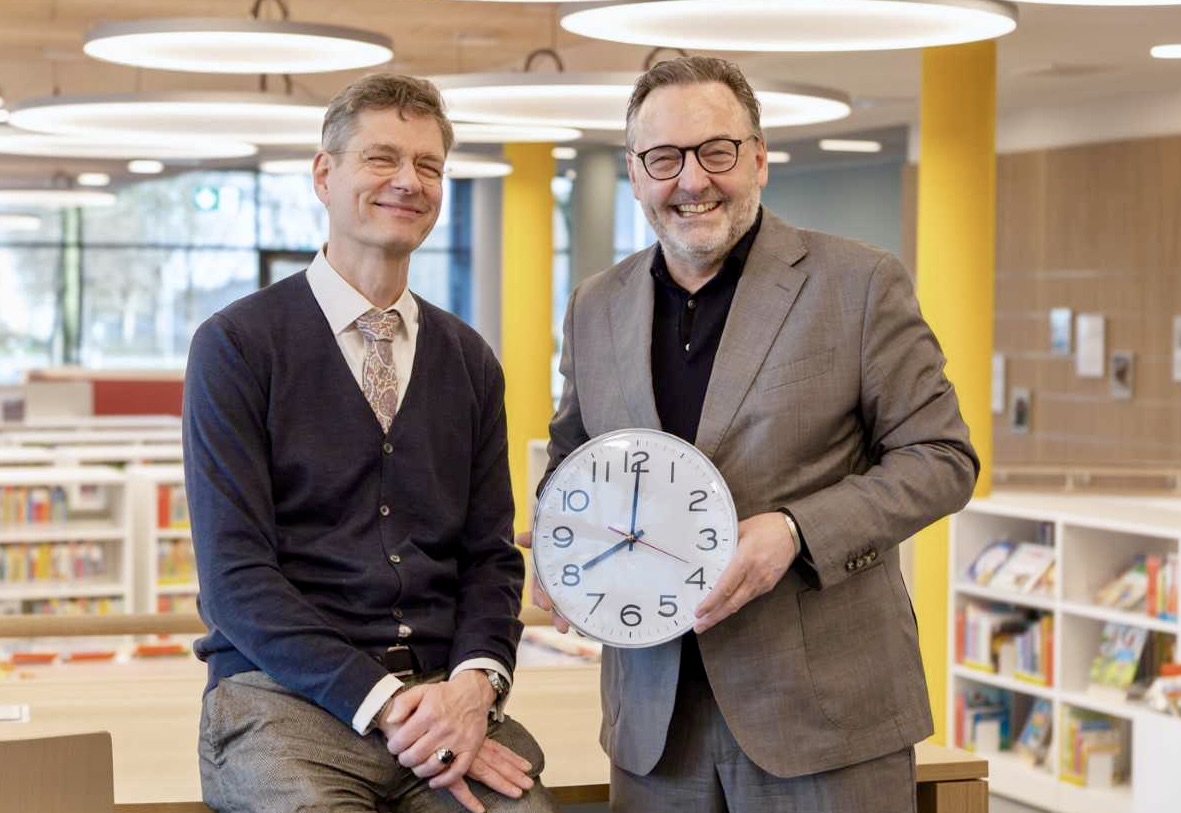 Arne Ackermann, Direktor der Münchner Stadtbibliothek, und Kulturreferent Anton Biebl (v. l.) feiern die erweiterten Öffnungszeiten.