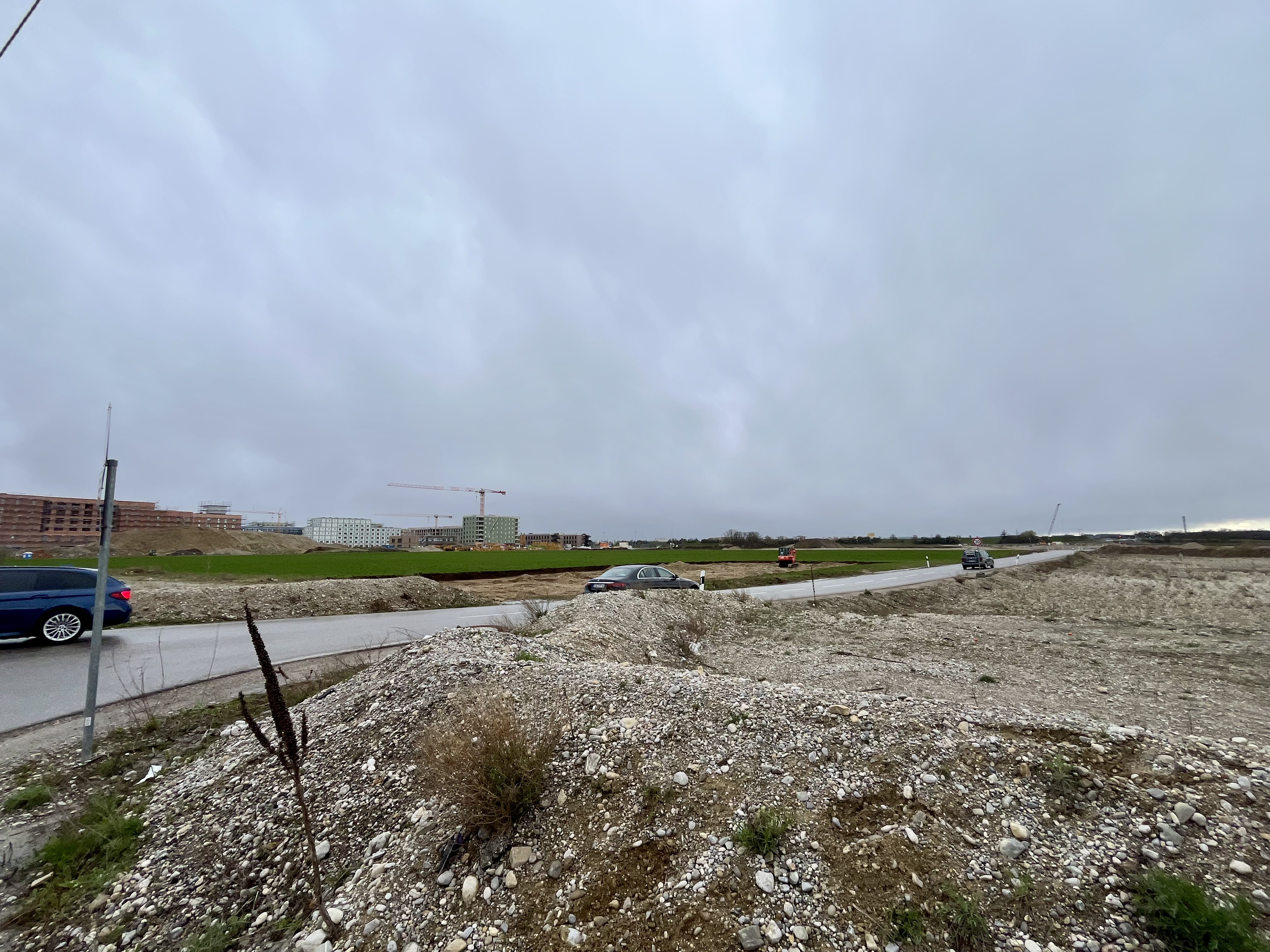 Jetzt noch freies Feld, später bebaut mit 6.600 Wohneinheiten für 16.000 Menschen.