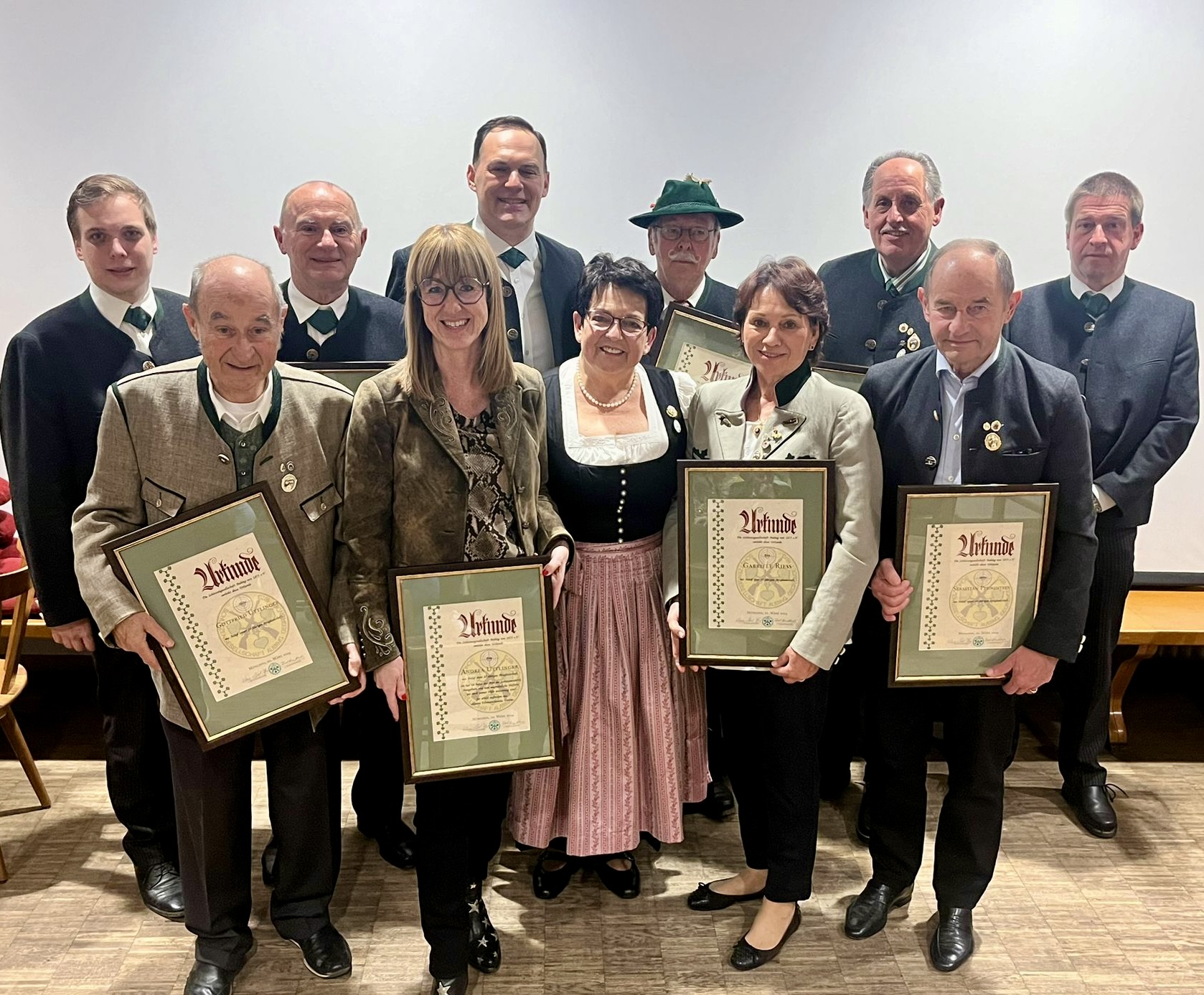 Der Vorstand und die Geehrten: Schriftführer Florian Braun, Gottfried Uttlinger (25 Jahre), Karl Heinz Eberl (50 Jahre), Andrea Uttlinger (25 Jahre), Schatzmeister Matthias Eberl, Erste Schützenmeisterin Klara Eberl-Pfeil, Peter von Cube (50 Jahre), Gabriele Grünwald-Rieß (25 Jahre), Johann Oberhauser (50 Jahre), Sebastian Pfundstein (40 Jahre) und Sportleiter Hans Unverdorben (v.l.).