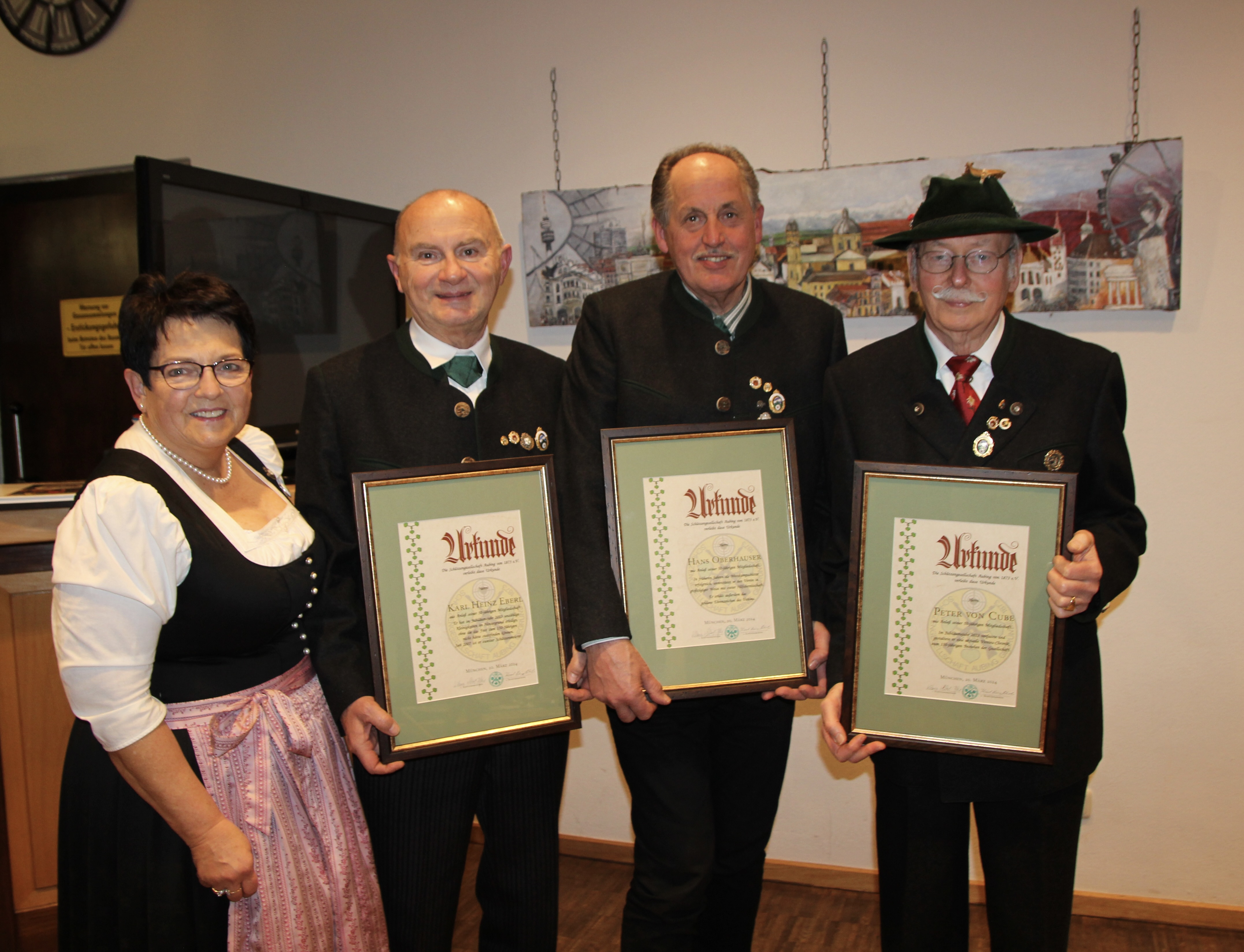 Glückwunsch an Peter v Cube, Johann Oberhauser und Karl Heinz Eberl von Schützenmeisterin Klara (Stutzi) Eberl-Pfeil (v.r.) für die 50jährige Mitgliedschaft.