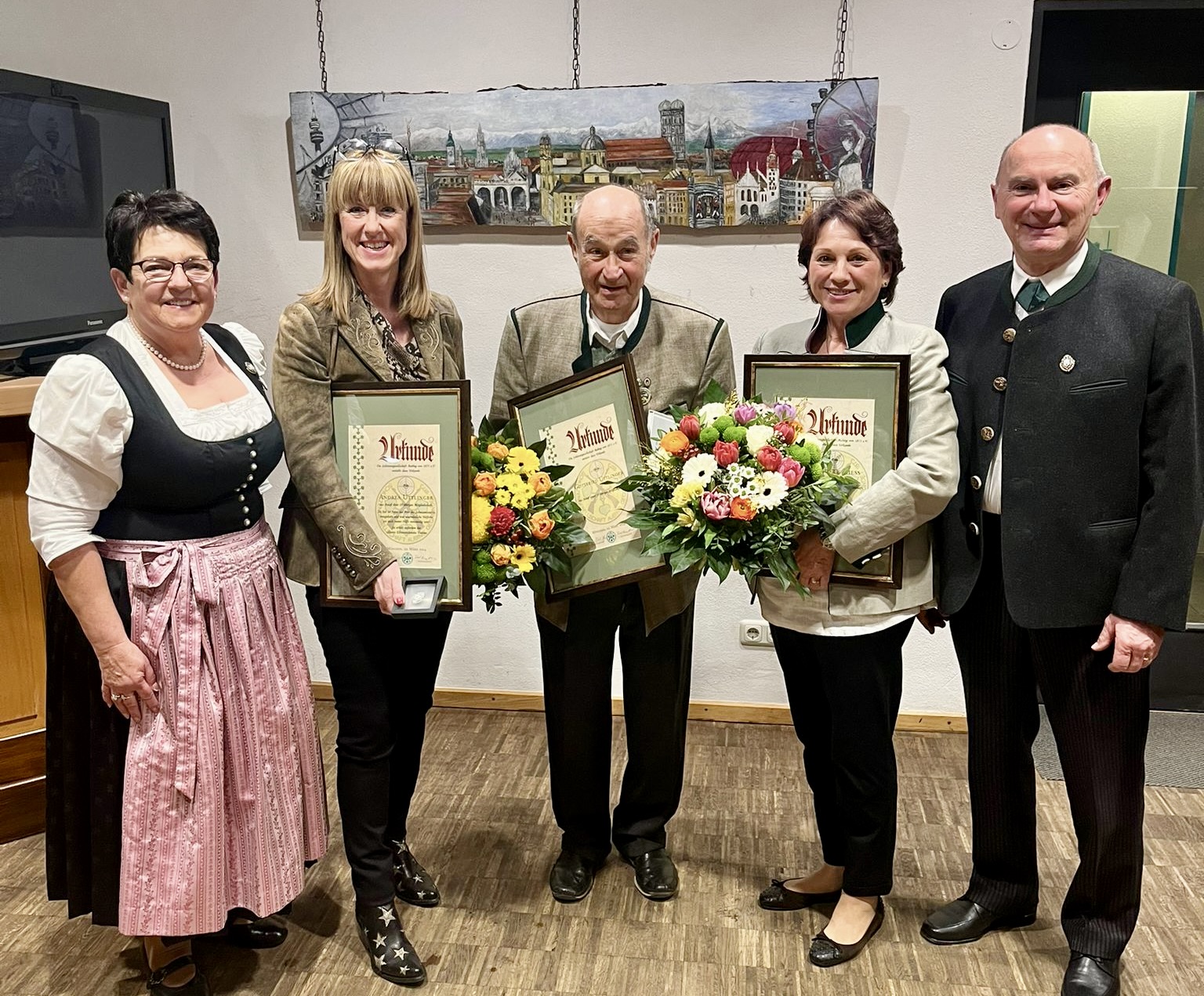 Die Youngsters: Andrea und Gottfried Uttlinger und Gabriele Grünwald-Rieß (Mitte, v.l.) wurden für 25 Jahre Mitgliedschaft geehrt. Erste Schützenmeisterin Klara Eberl-Pfeil und zweiter Schützenmeister Karl Heinz Eberl gratulierten.