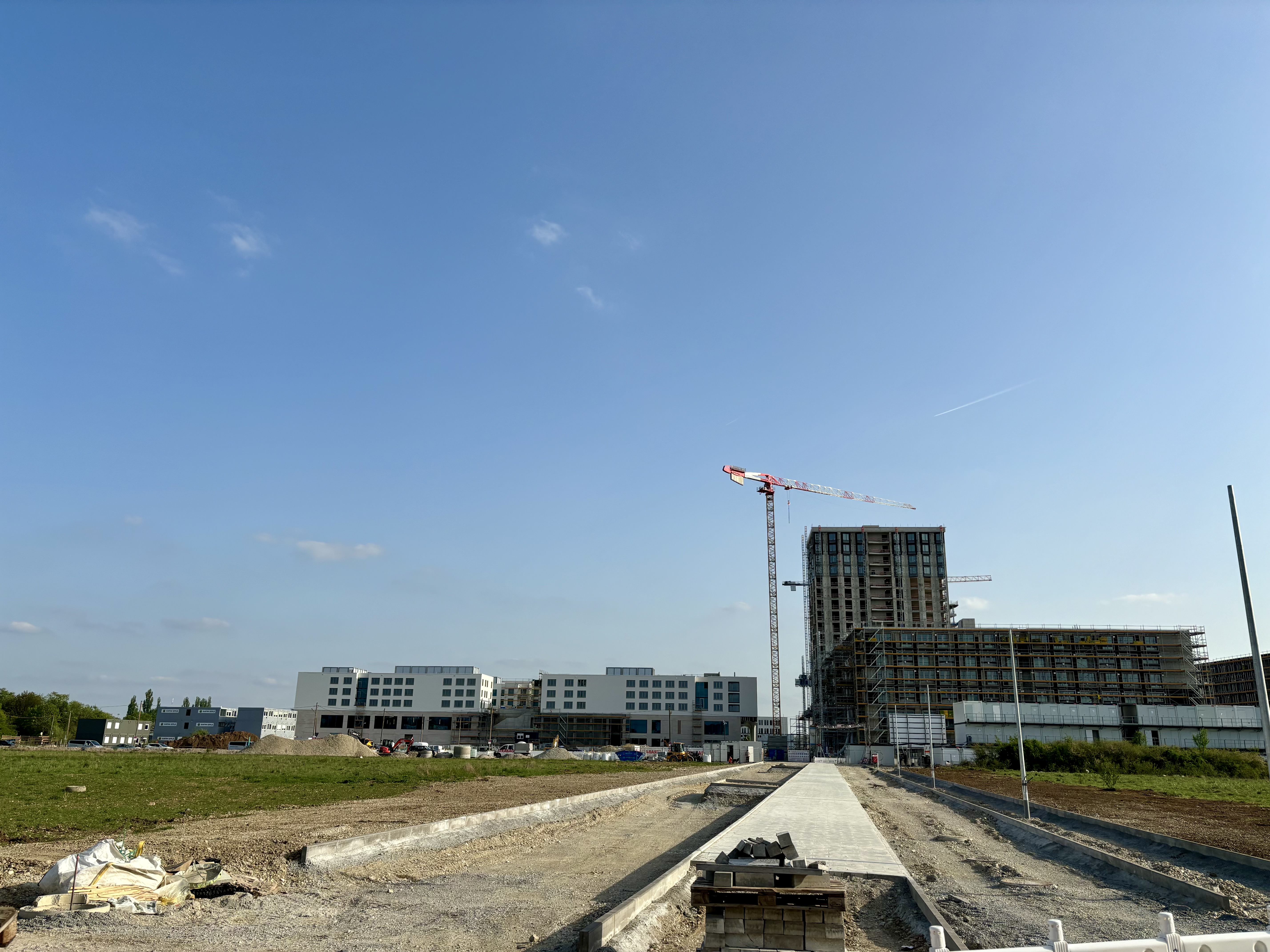 Der Anger soll längs durch den ersten Bauabschnitt laufen. Im südlichen teil wird schon gepflastert.