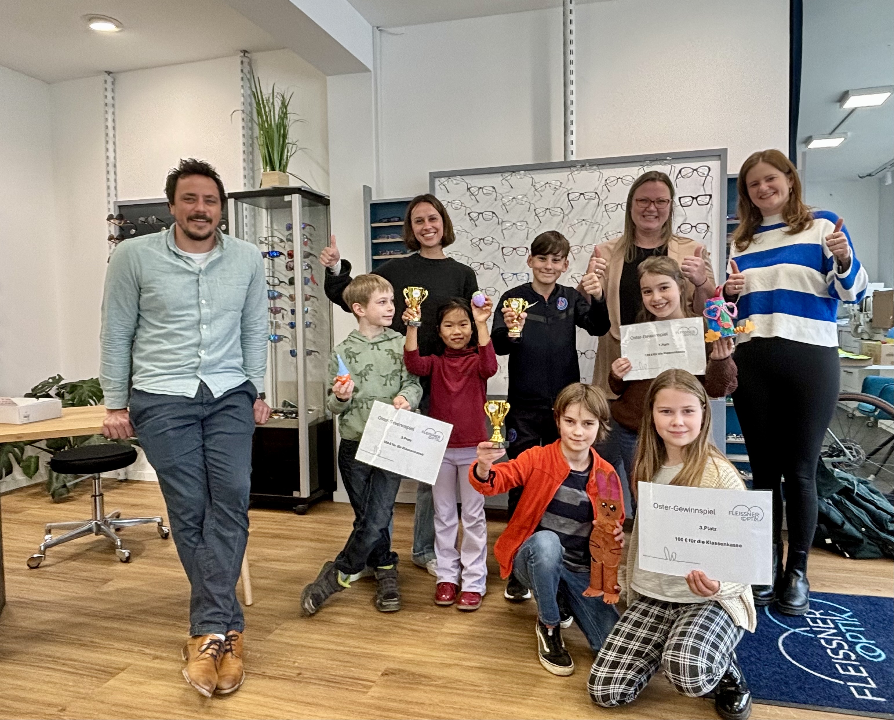 Die glücklichen Sieger mit den Klassenlehrerinnen Carina Hartmann, Eva Merz und Franziska v Tucher sowie Ferdinand Fleissner (v.r.).