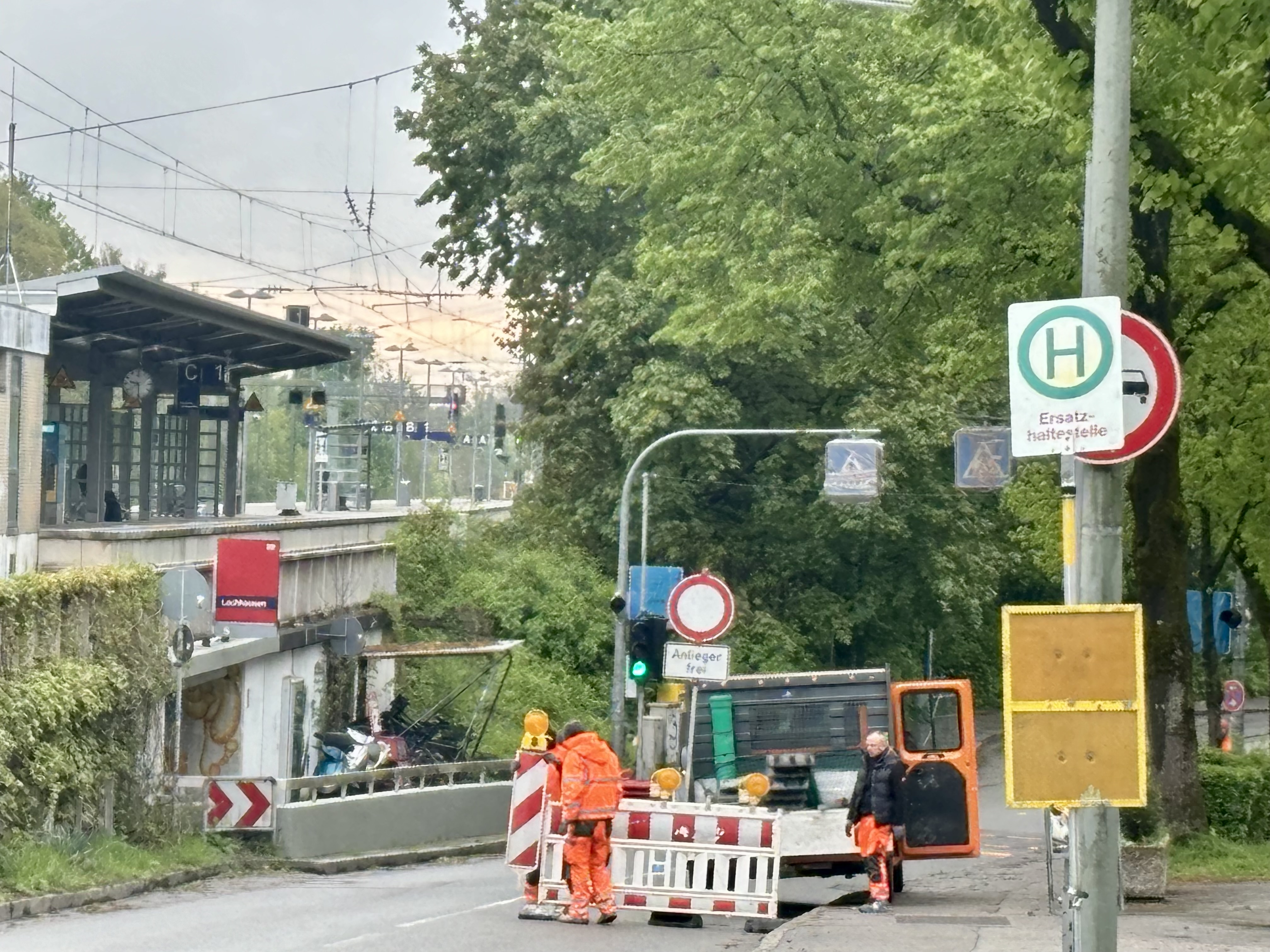 Baustelleneinrichtung in der Früh.