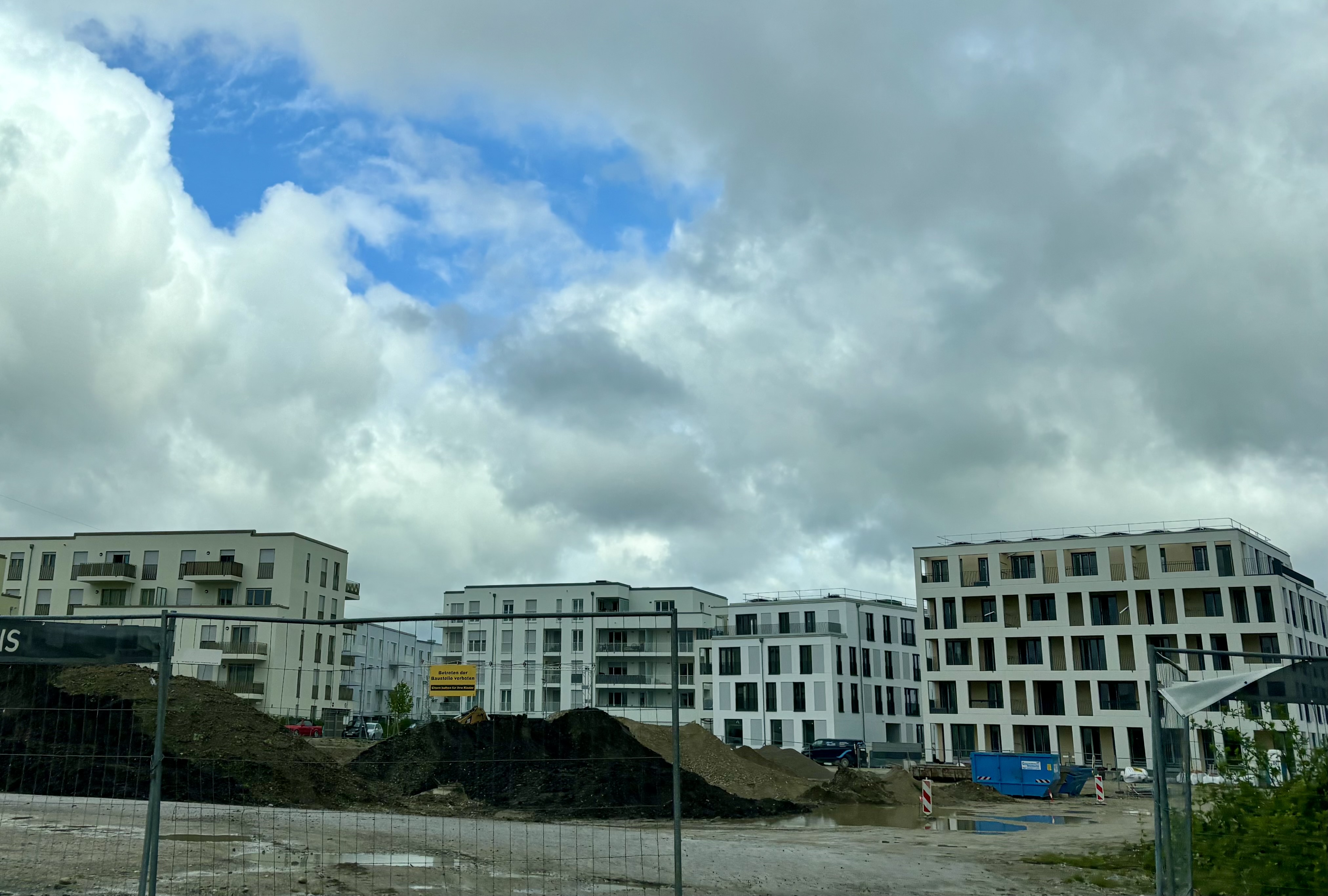 Wohnblocks, Wohnhöfe - fürs Weitere muss jetzt dringend gesorgt werden.