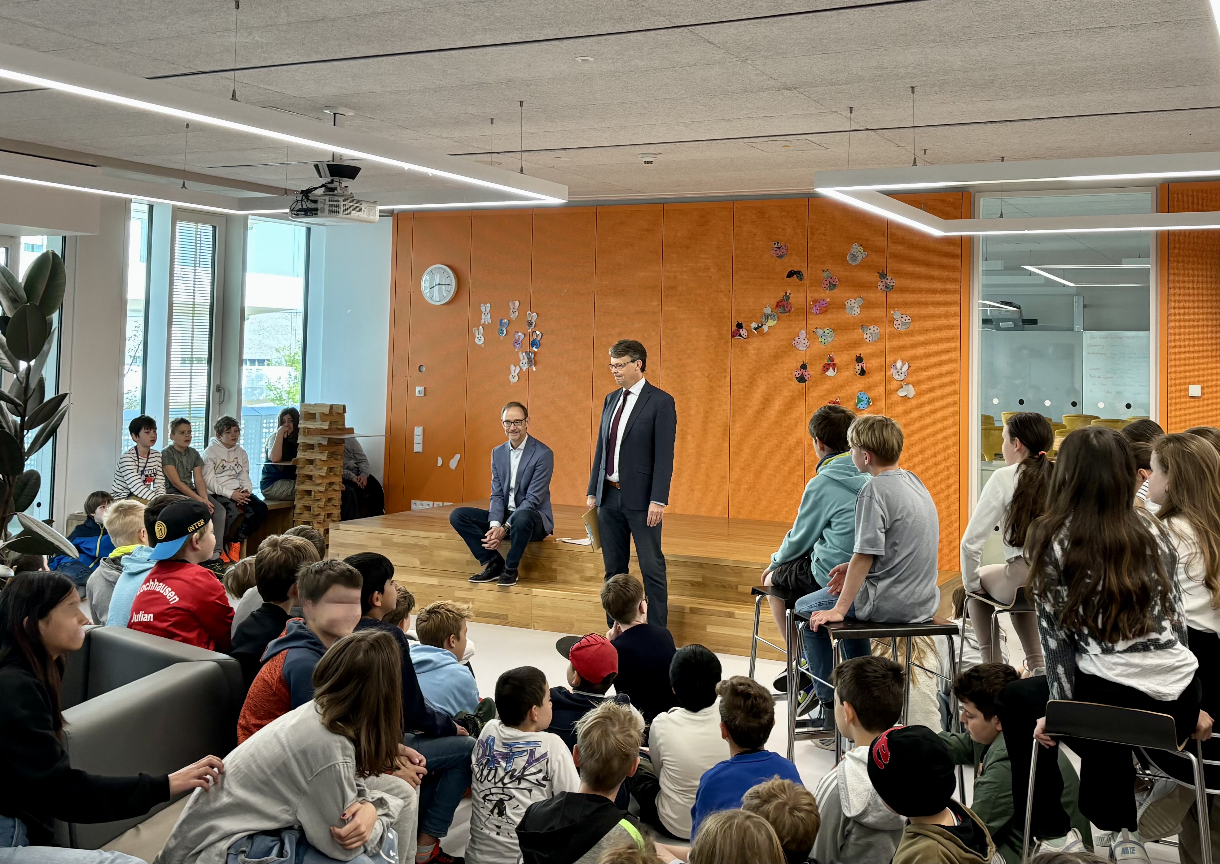 Schulleiterstunde mit Schulleiter Thomas Schranner und Stellvertreter Peter Schmidt (v.r.) bei der fünften Jahrgangsstufe.