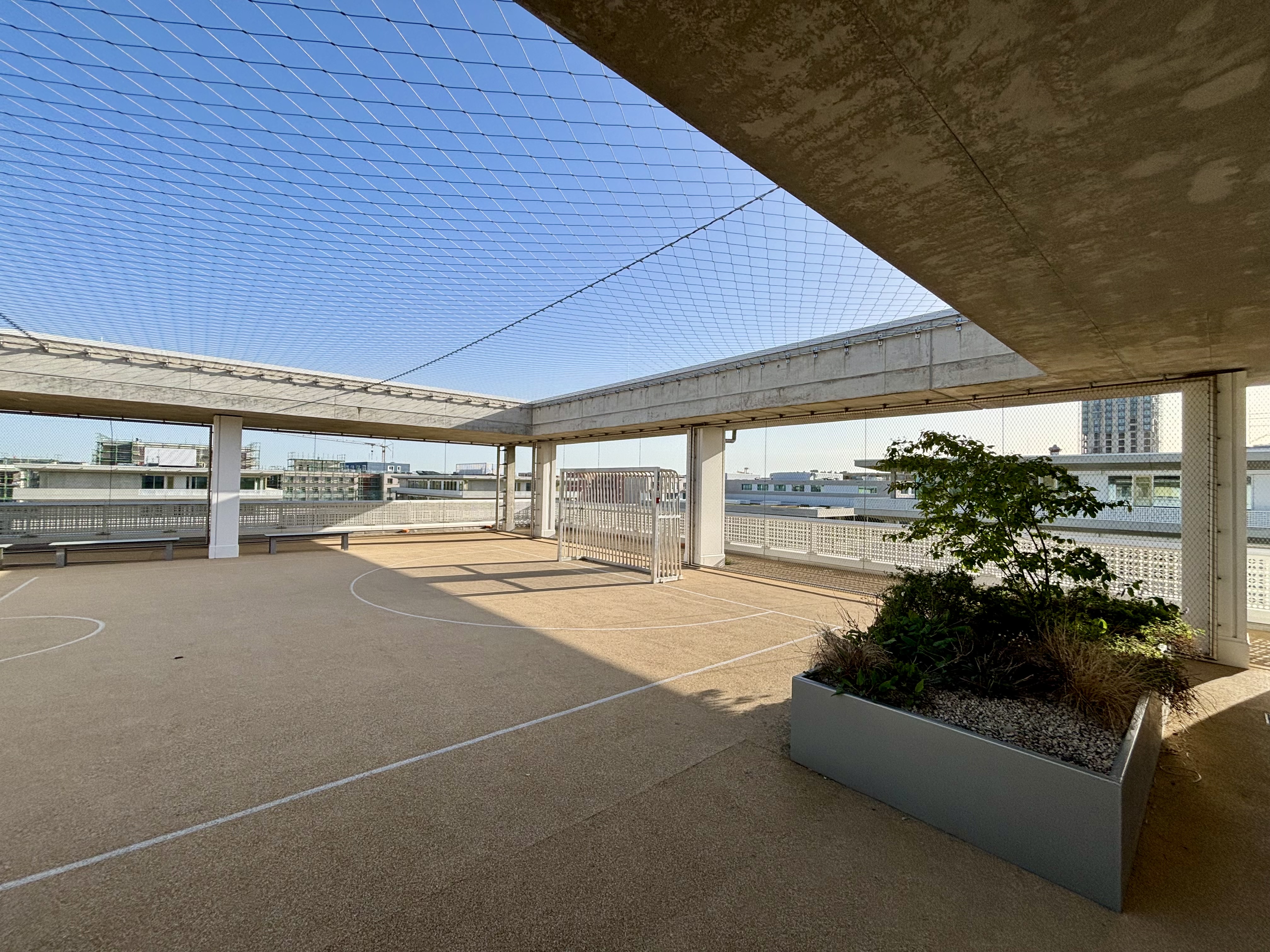 So siehts auf dem Dach eines Lernhauses aus: Platz für Fußball, Tischtennis, Badminton und zum Abhängen in luftiger Höhe.