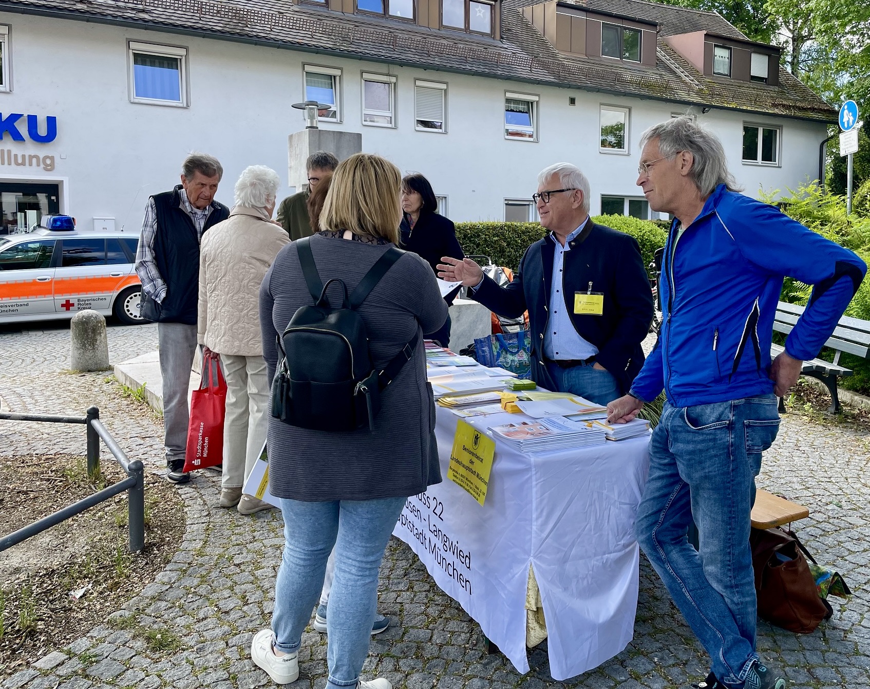 Diskussion am Stand des Seniorenbeirats