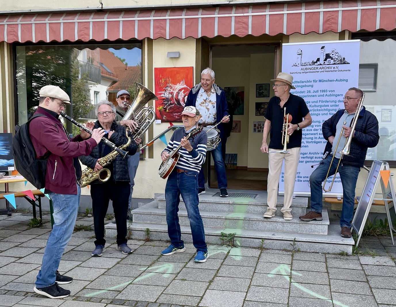 Die Marching Band des Jazz Club München zog musizierend durch die Altostraße von einer Aktion zur anderen. Hier vor dem Laden des ehemaligen Schuhhauses an der Altostraße, in sich der Aubinger Künstlerkreises und das Aubinger Archivs bis September präsentieren.