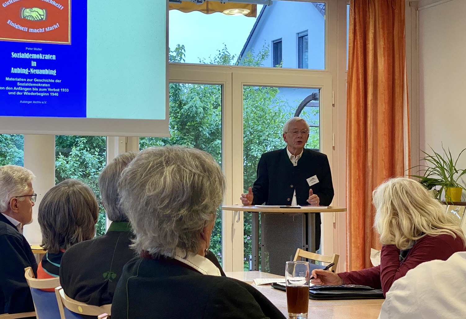 Der Autor Peter Malter bei seinem Vortrag im ASZ Aubing.