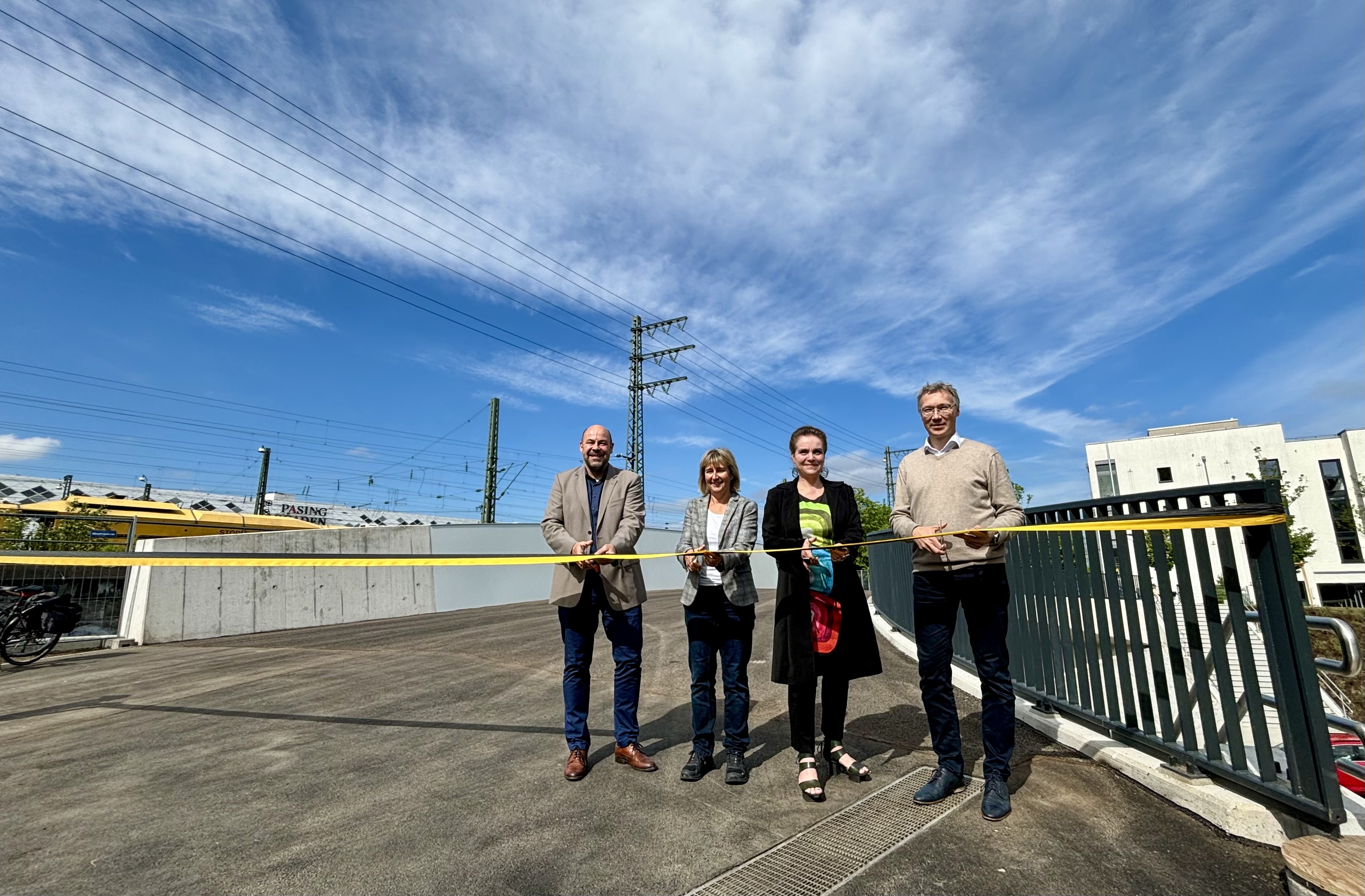 Feierliche Eröffnung mit Alex Kressierer vom Baureferat, Christine Volkner von der Regierung von Oberbayern, Baureferentin Jeanne-Marie Ehbauer und Mobilitätsreferent Georg Dunkel (v.l.).