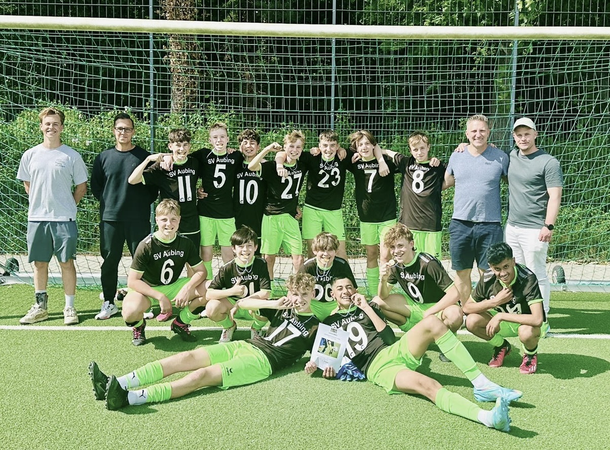Die glücklichen Sieger mit v.l. FSJler Benni Huber und Trainer Ennis Ghigani vom SV Aubing, und v.r. Lehrer Tobias Birkmann und Trainer Gerd Müller. 