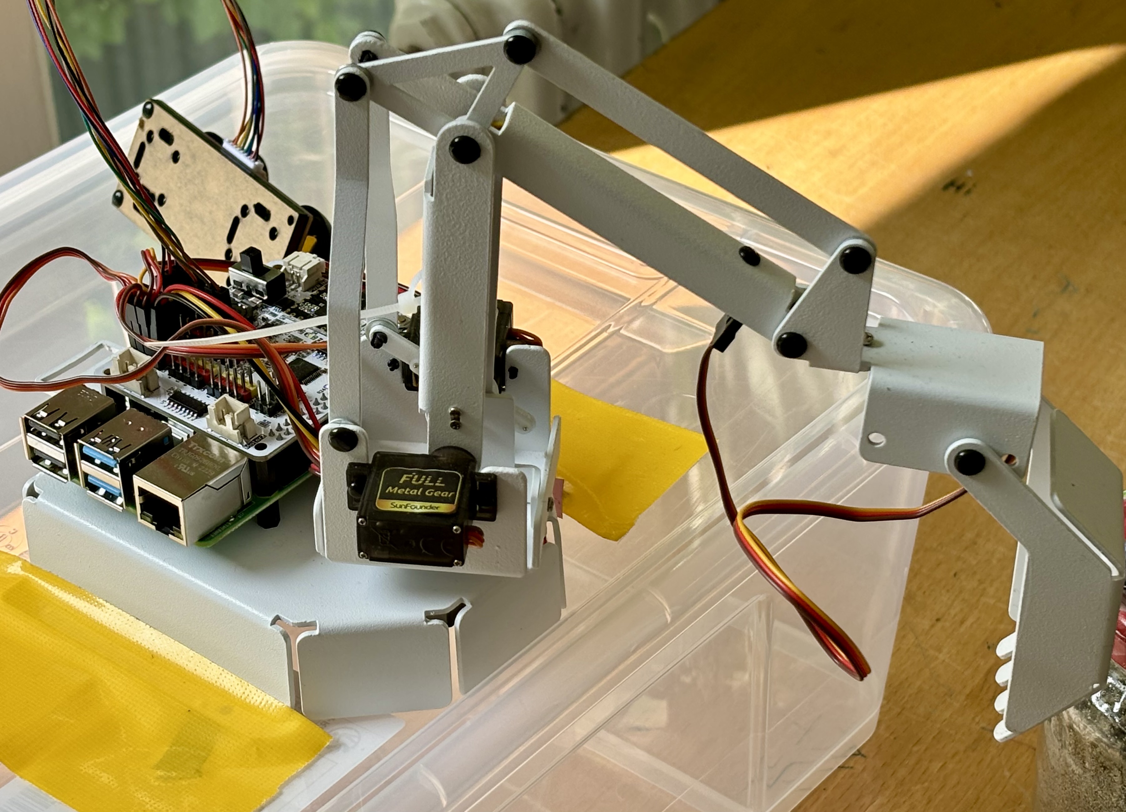 Der Greifarm fürs Transportieren wurde in zehn Wochen programmiert und gebaut. 