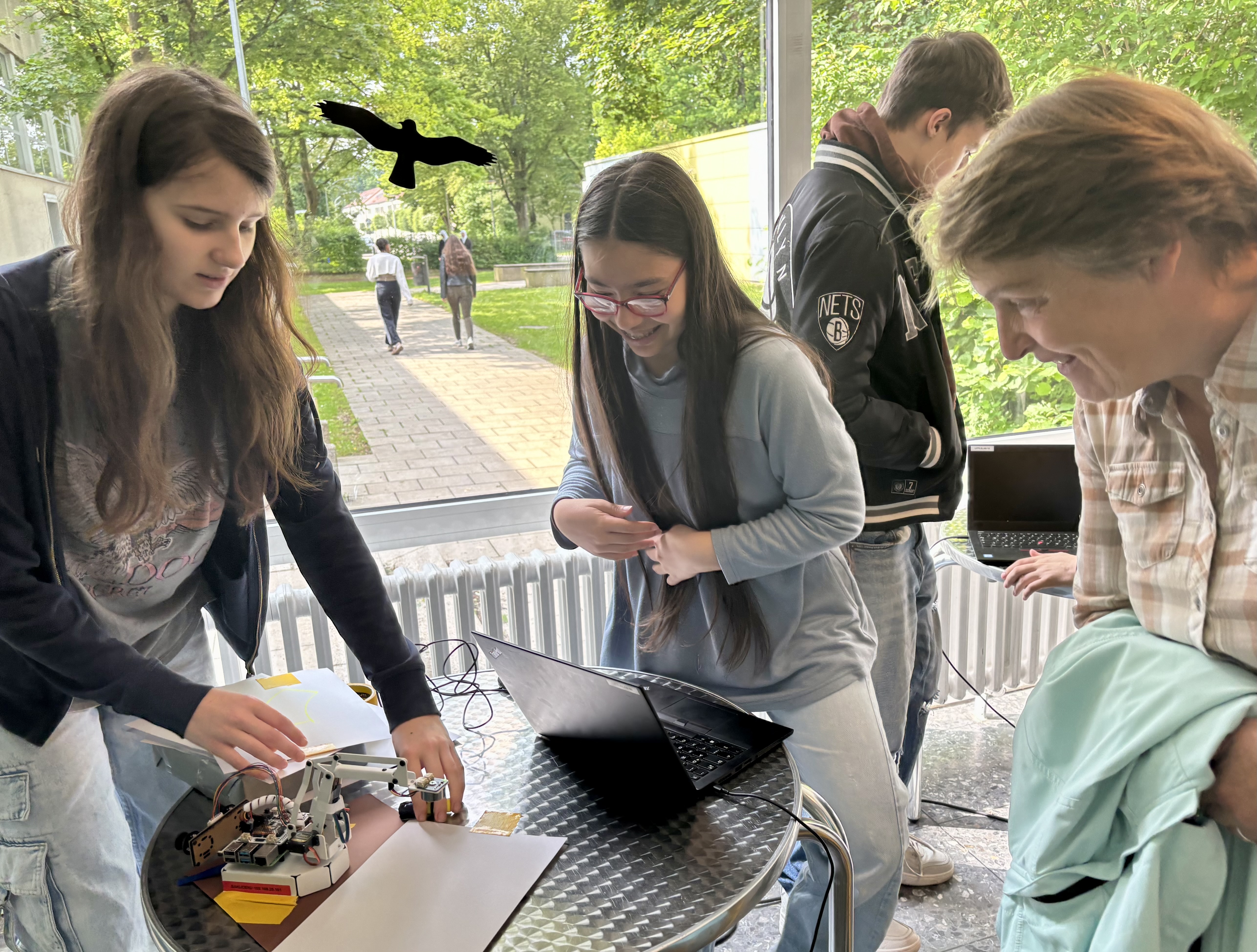 Ein Roboterarm, der selbst zeichnet: Dagmar Mosch vom BA ließ sich genau erklären, was die Schülerinnen gemacht haben.