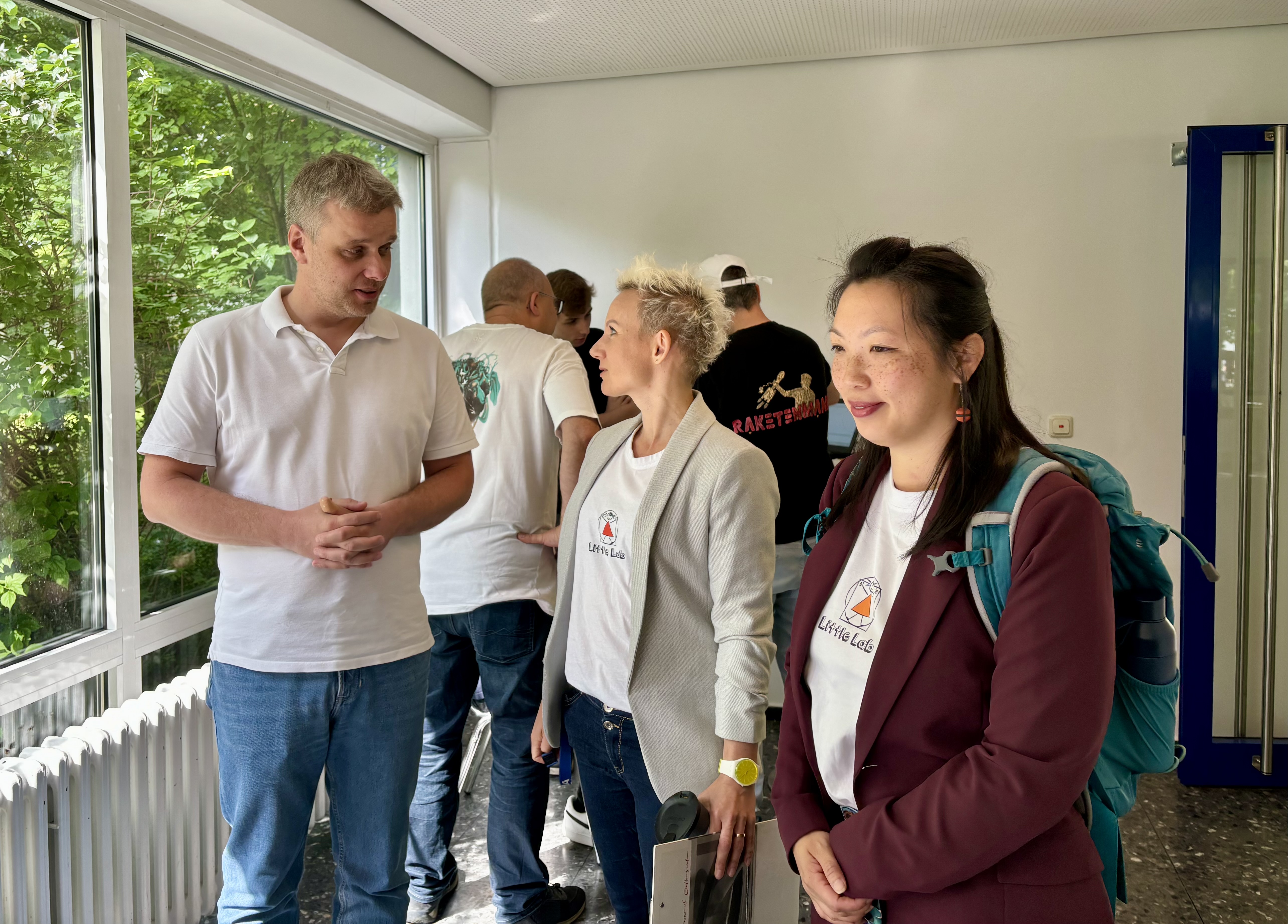 Schulleiter Stefan Fischer freute sich, dass „MINTmakers“ an der MIttelschule stattfand. Daneben Agnieszka Spizewska und Du Linh Trinh von LittleLab (v.l.).