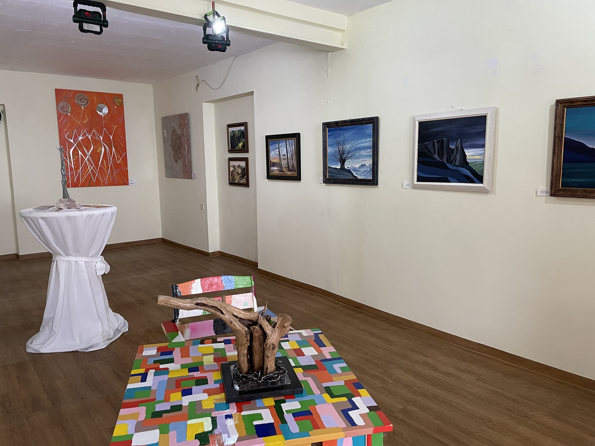 Carmelo Rodriguez Oramas Skulptur aus Holz und seine Alu-Acryl-Werke (links) schließen sich den Kohlezeichnungen von Helmut Blümel (rechts) an.