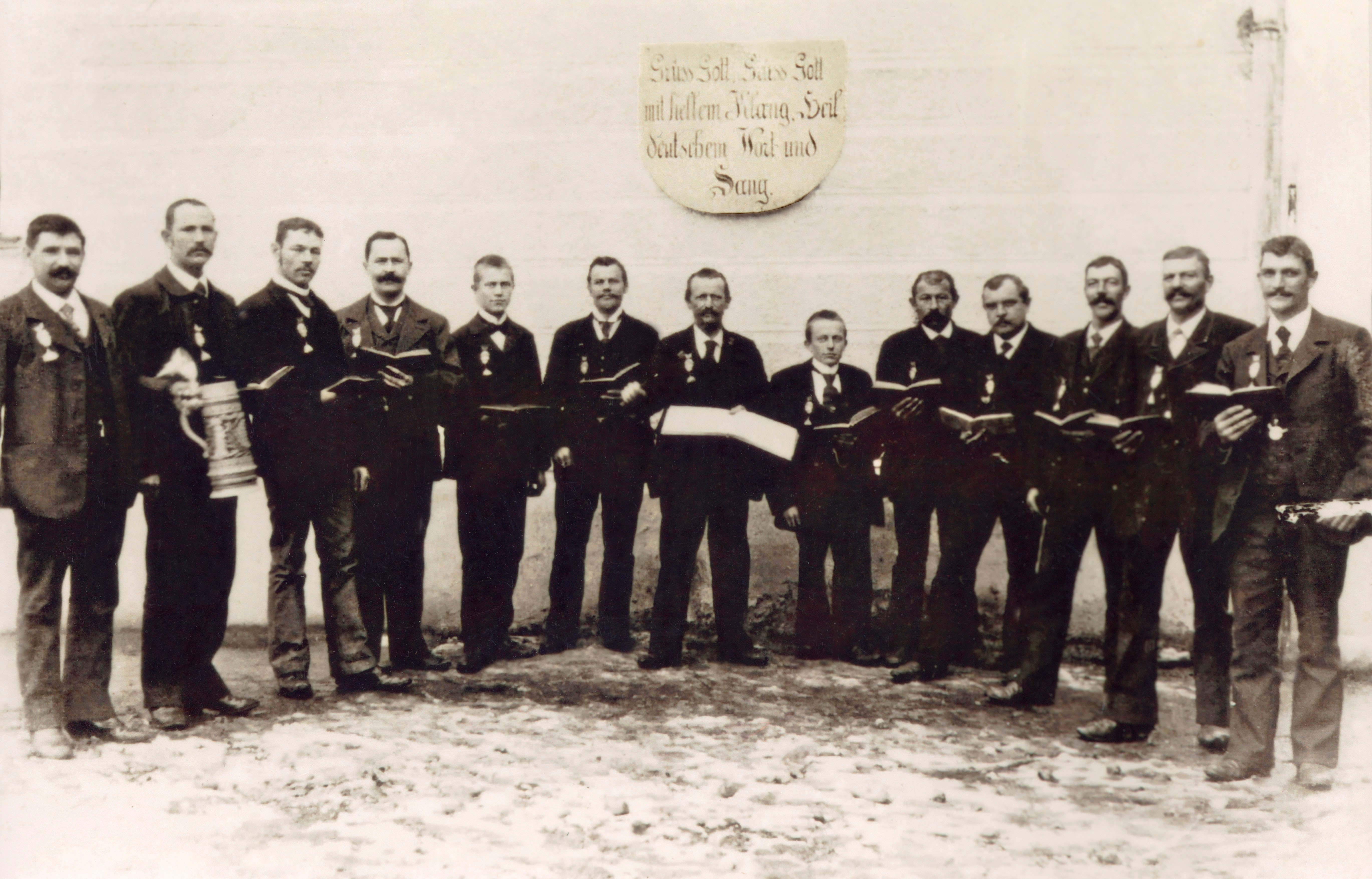 Gründungsmitglieder mit dem Vereinsgründer Athanasius Tausend (Mitte).