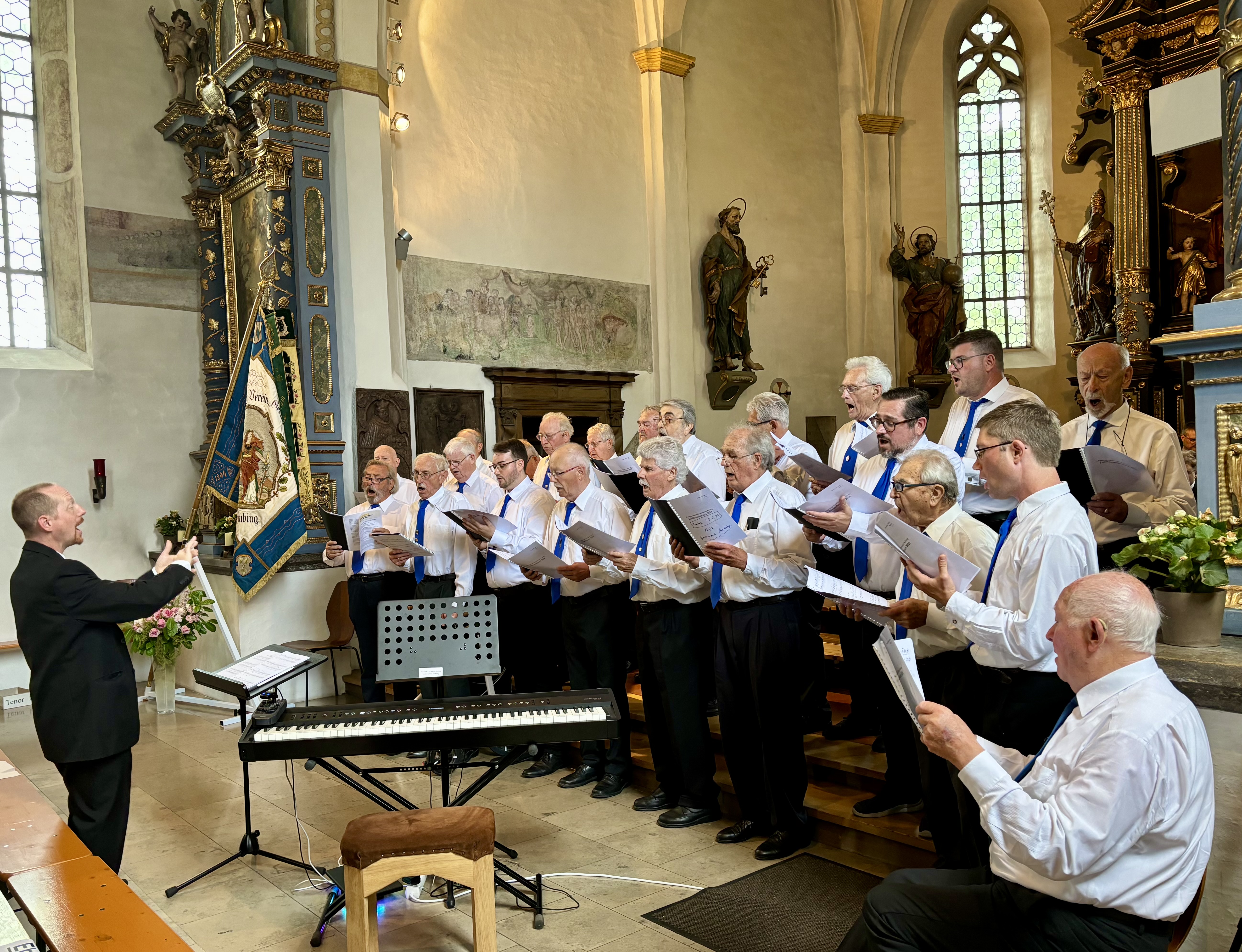 Der Männergesangsverein Germania Aubing mit Leiter Simon Zeitler