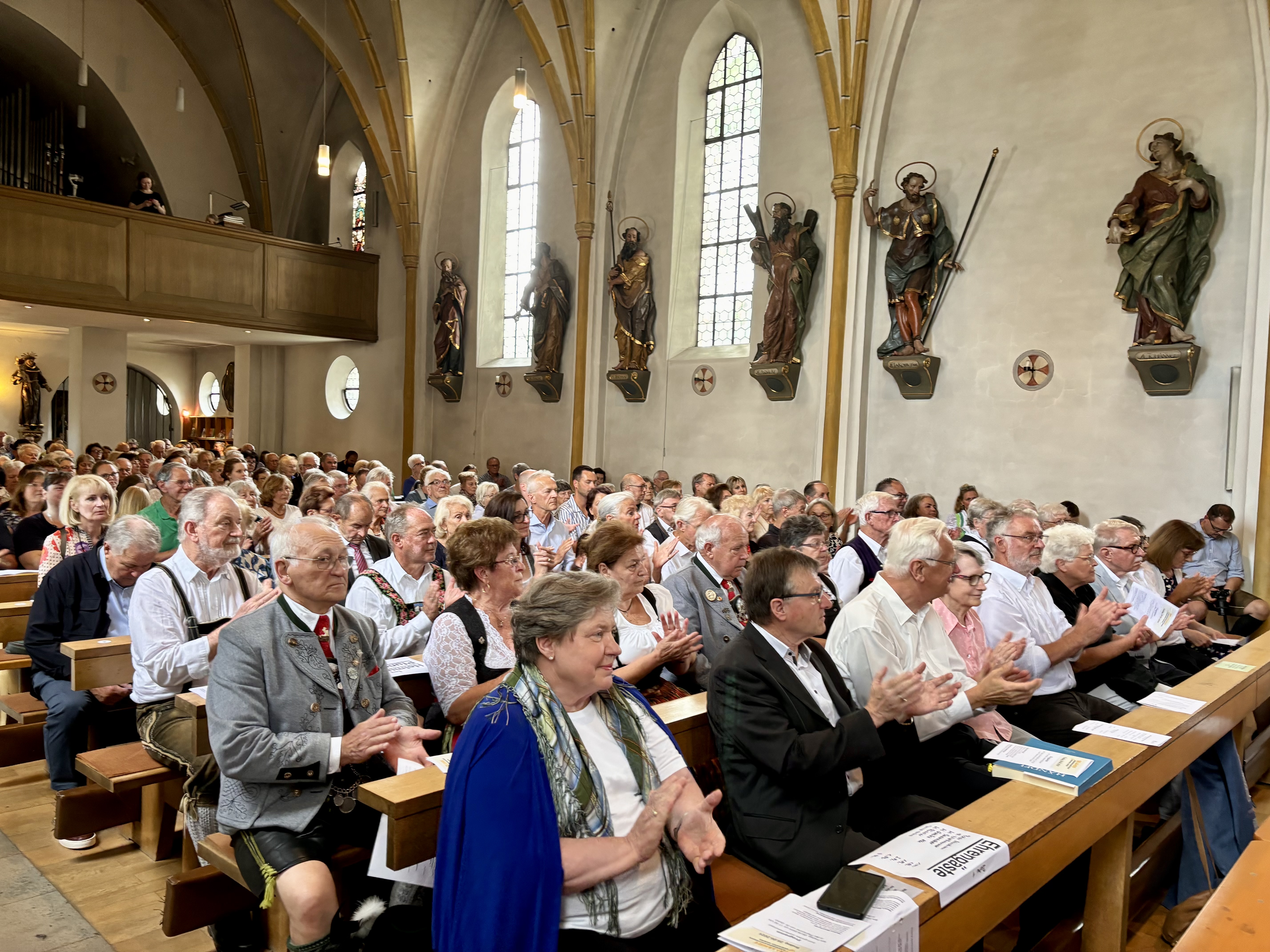 Zum Jubiläumskonzert kamen viele Gäste von Vereinen, der Pfarrei und aus Politik.