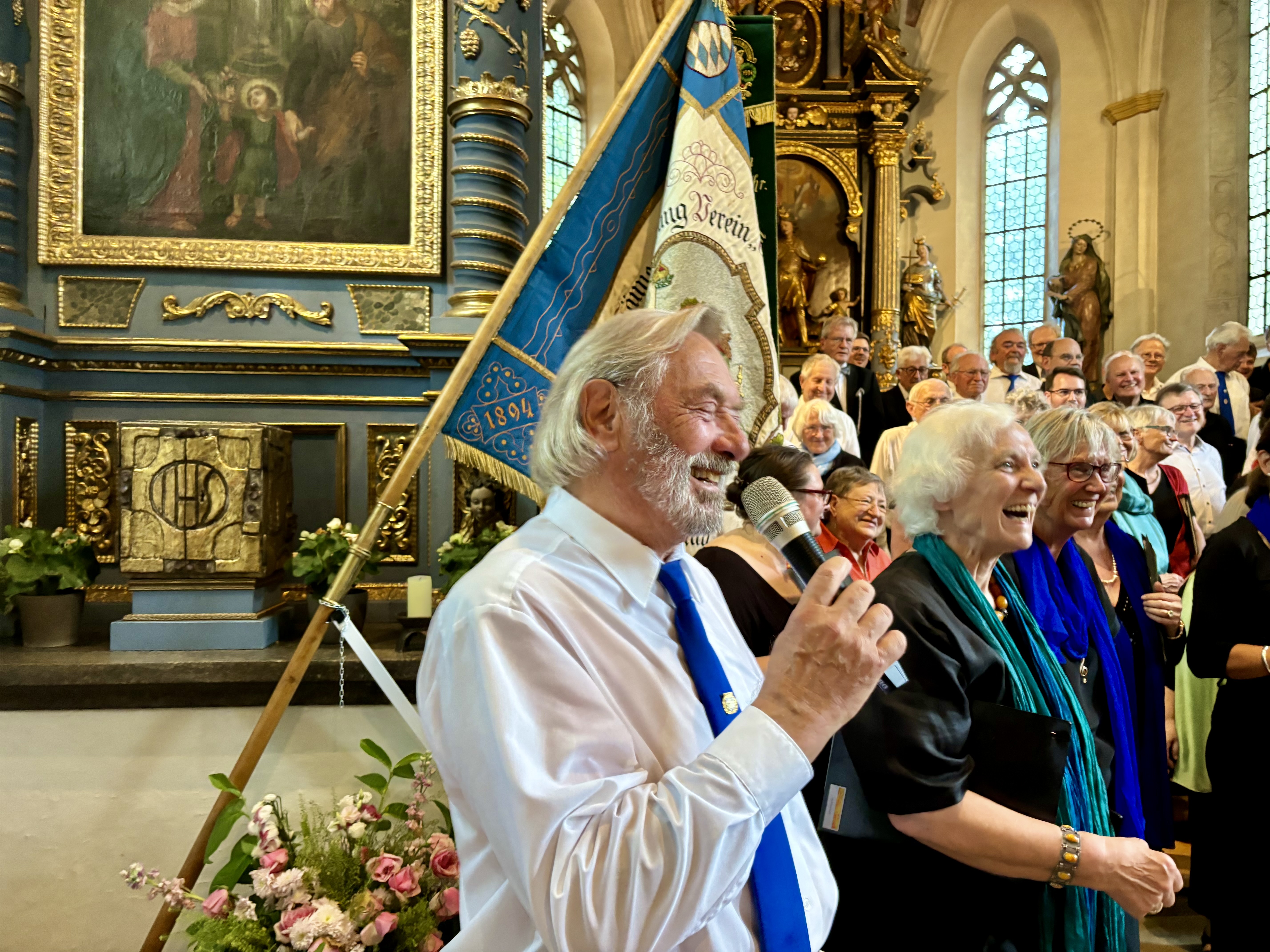 Herzliche Dankesworte von Pfarrer Abraham an Vereinsvorsitzenden Helmut Pfundstein für das gelungen Jubiläumsfest.