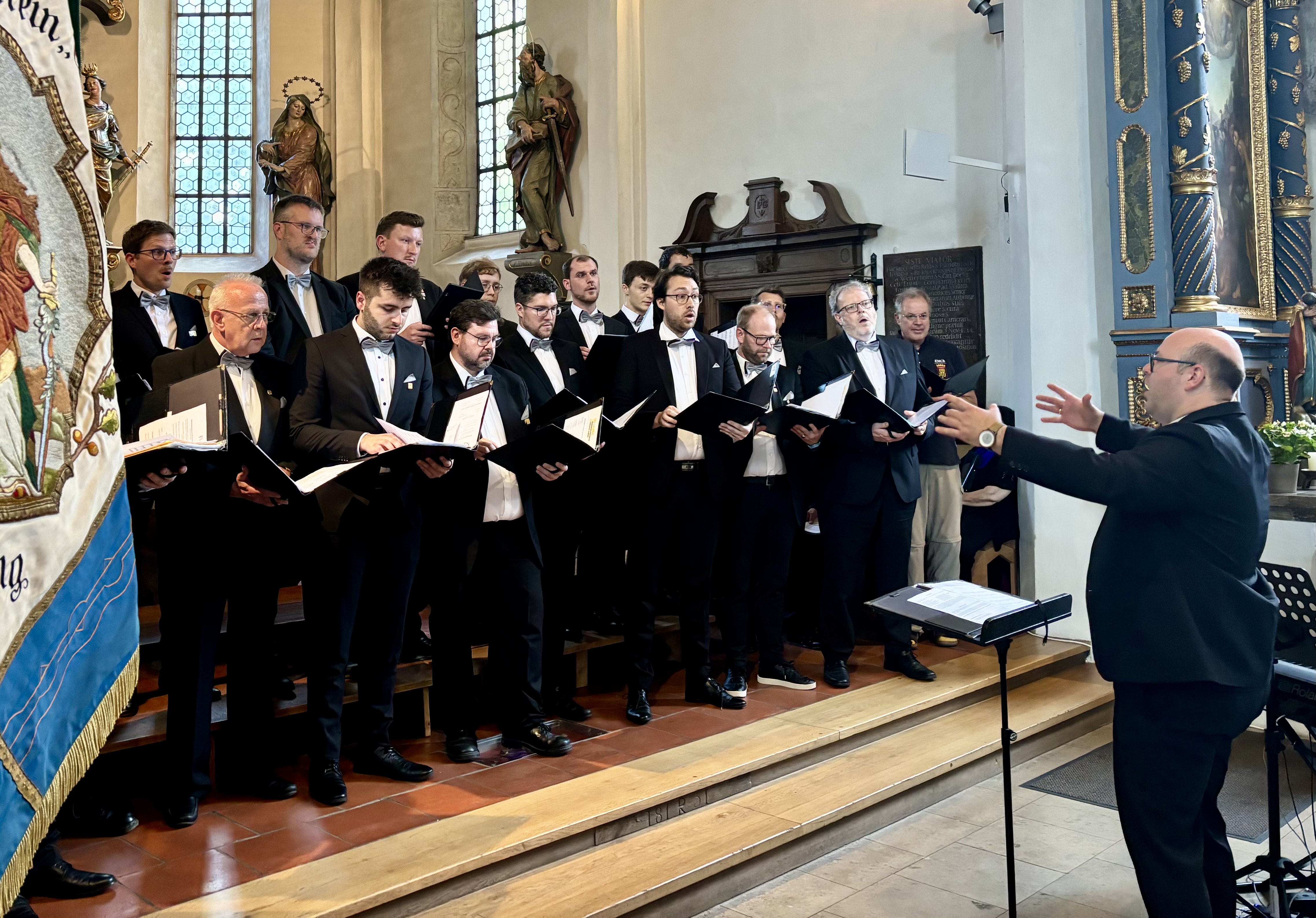 Der stimmgewaltige Männerchor ehemaliger Münchner Chorbuben mit Leiter Benjamin Schiefer war unter anderem Gast beim Fest.