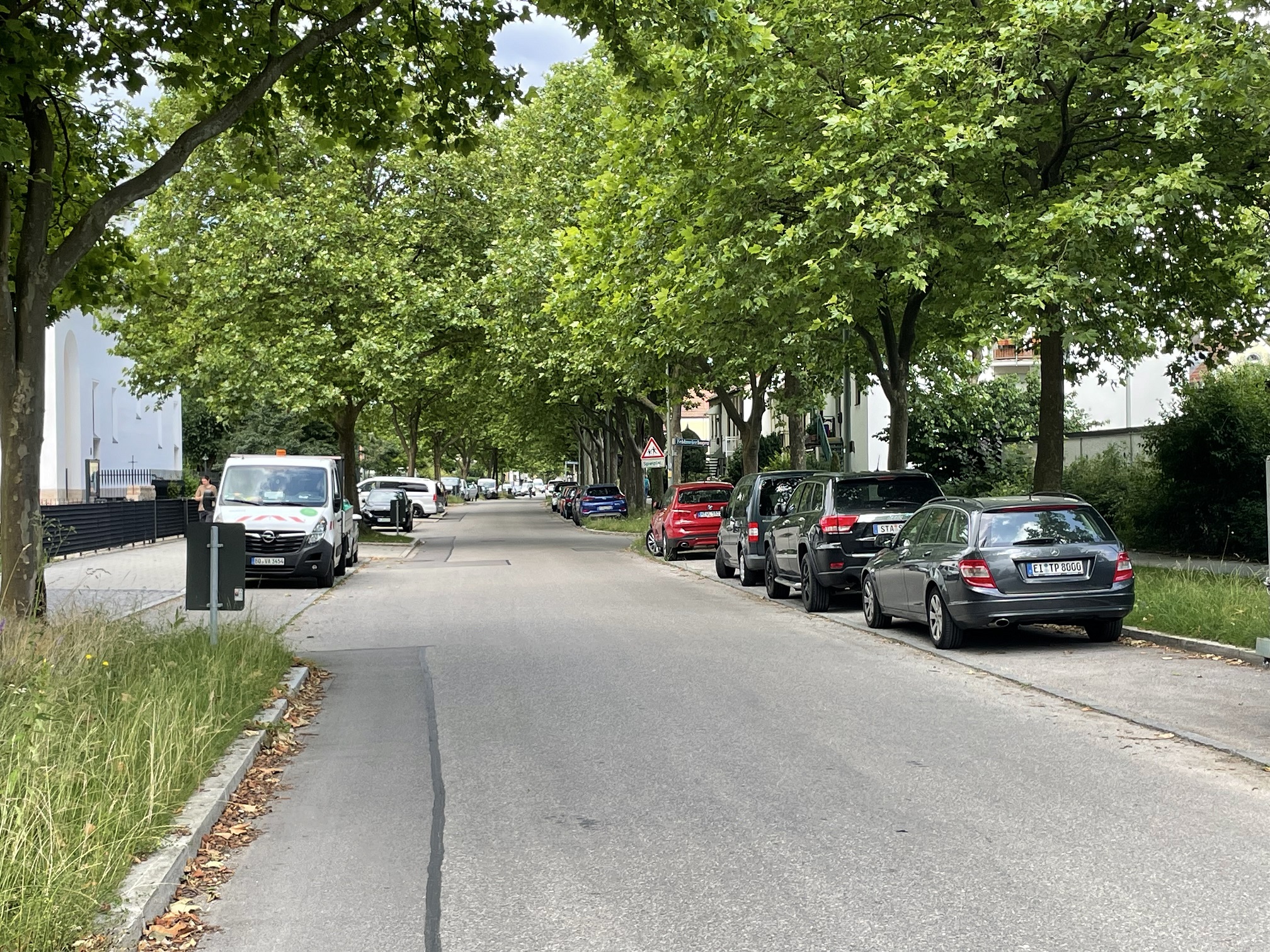 Die Umwidmung der Kastelburgstraße in eine Fahrradstraße zum Schutz der Radfahrer fordert eine Anwohnerin.
