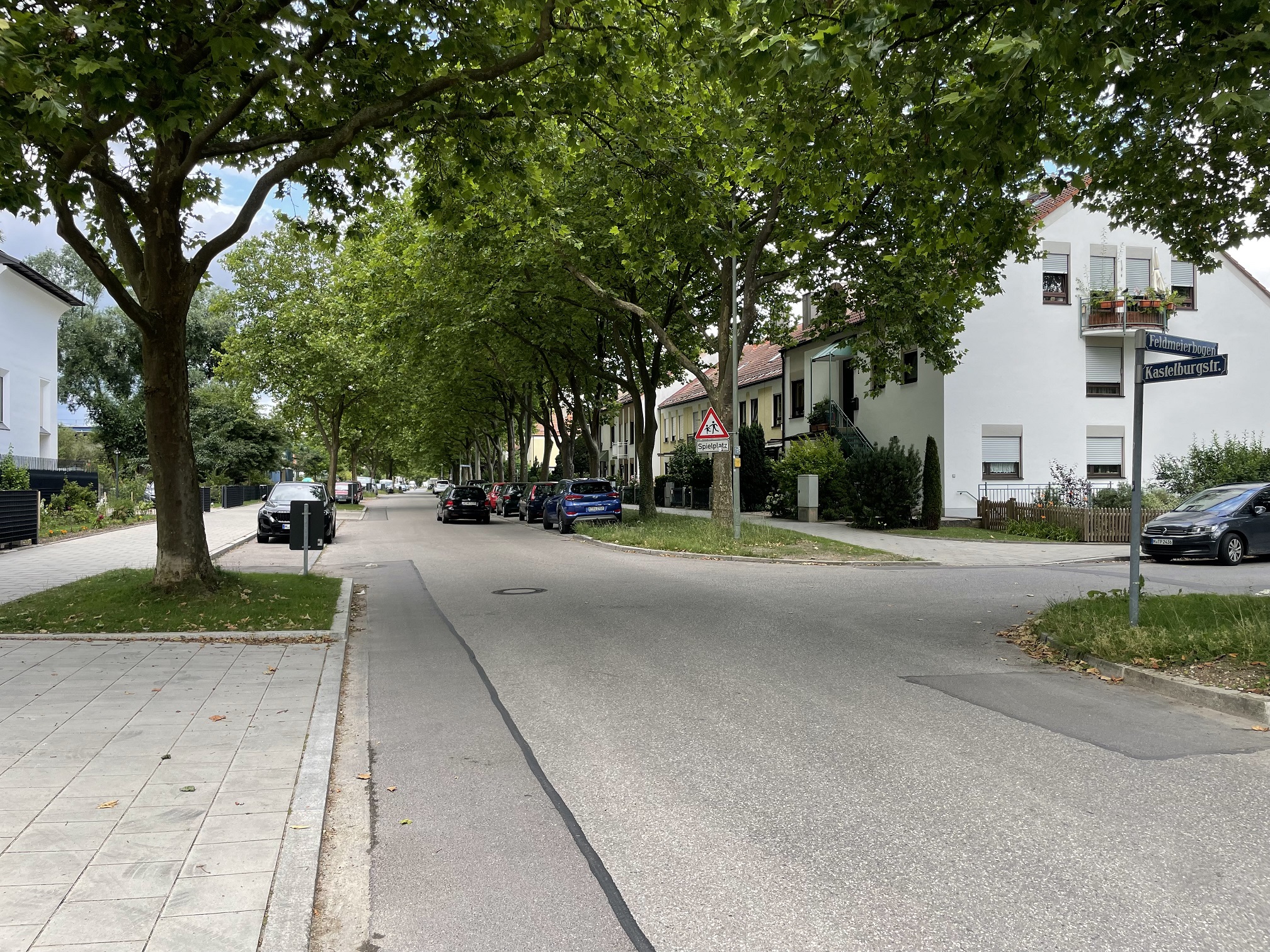 Deutlich ist links und rechts entlang der Kastelburgstraße der Rückbau der bereits vorhandenen Fahrradwege zu erkennen. Jetzt gibt es viel Platz für die Fußgängern.