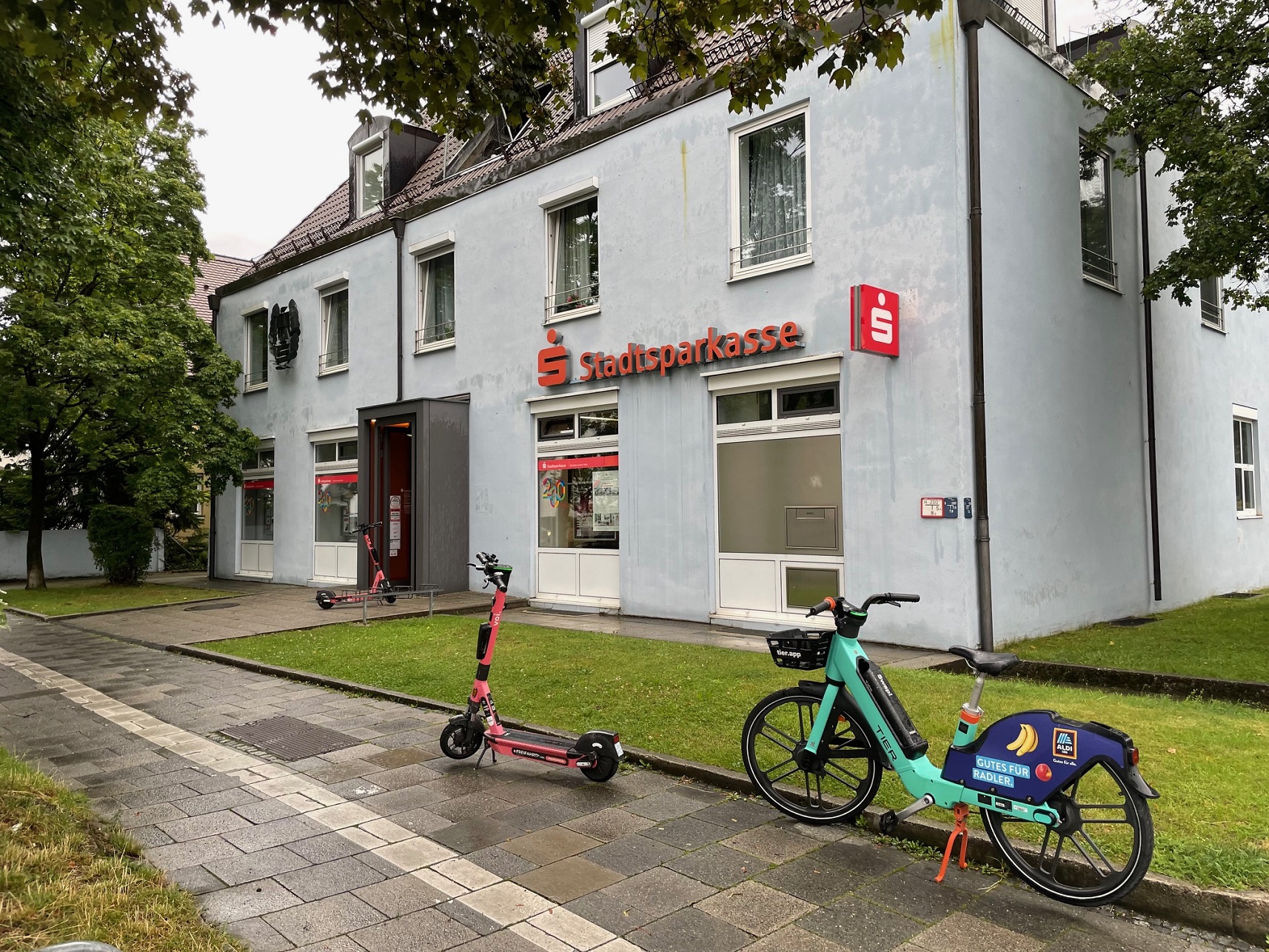 ## Zur Zukunft der Sparkassenfilialen  Fragen an die Stadtsparkasse München hat die SPD. Moniert wird die unzureichende Grundversorgung an Zweigstellen im 22. Stadtbezirk. Gerade ältere oder in ihrer Mobilität eingeschränkten Bürger müssen eine immer größere Wegstrecke zurücklegen, um ihre Bankgeschäfte zu erledigen.  Die Stadt soll sich jetzt über die Zukunft der einzig beiden noch bestehenden Filialen in Aubing und Neuaubing sowie über die dauerhafte Verfügbarkeit derer Geldautomaten erkundigen. Außerdem will man wissen, was geplant ist, um die Versorgung der Bürger in Lochhausen, Freiham und am Westkreuz ausreichend sicherzustellen. 