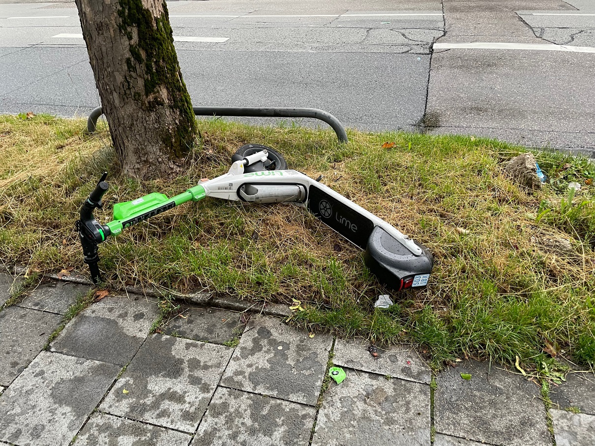 Achtlos abgelegte E-Scooter sind in ganz München ein Problem. Die Forderung nach gekennzeichneten Abstellplätzen im 22. Stadtbezirk zum Schutz der Fußgänger und Kinder werden nun laut.
