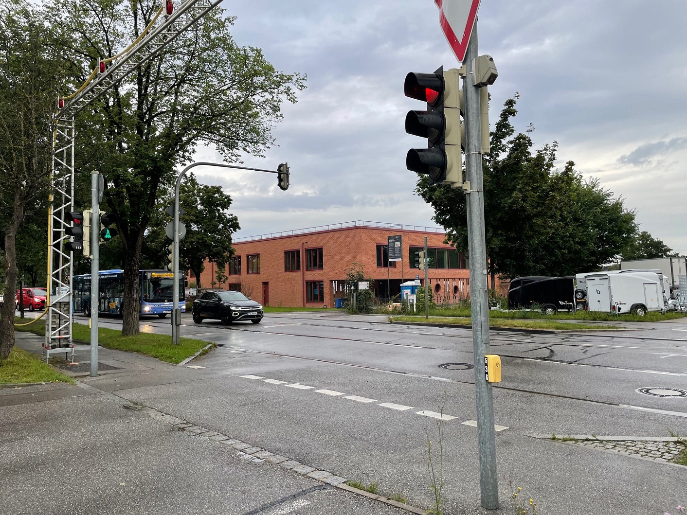 Das Freizeitzentrum an der Bodenseestraße ist fertig. Jetzt soll die bestehende Ampel mit einer Fußgängerampel erweitert werden.