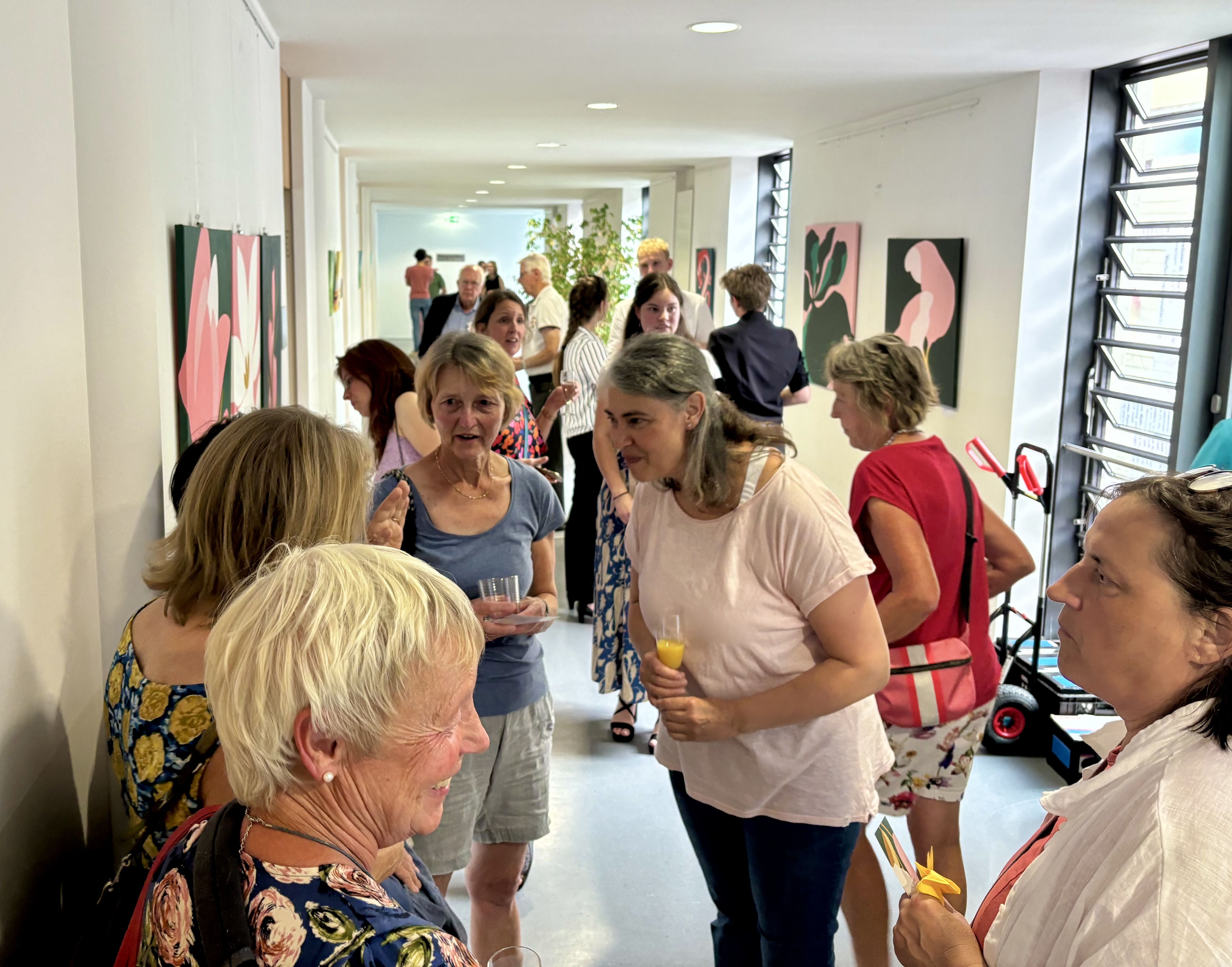 Vernissage-Gedränge im Pasinger Rathaus. Monika Gollasch (Mitte) stellt bis zum 30. September aus.