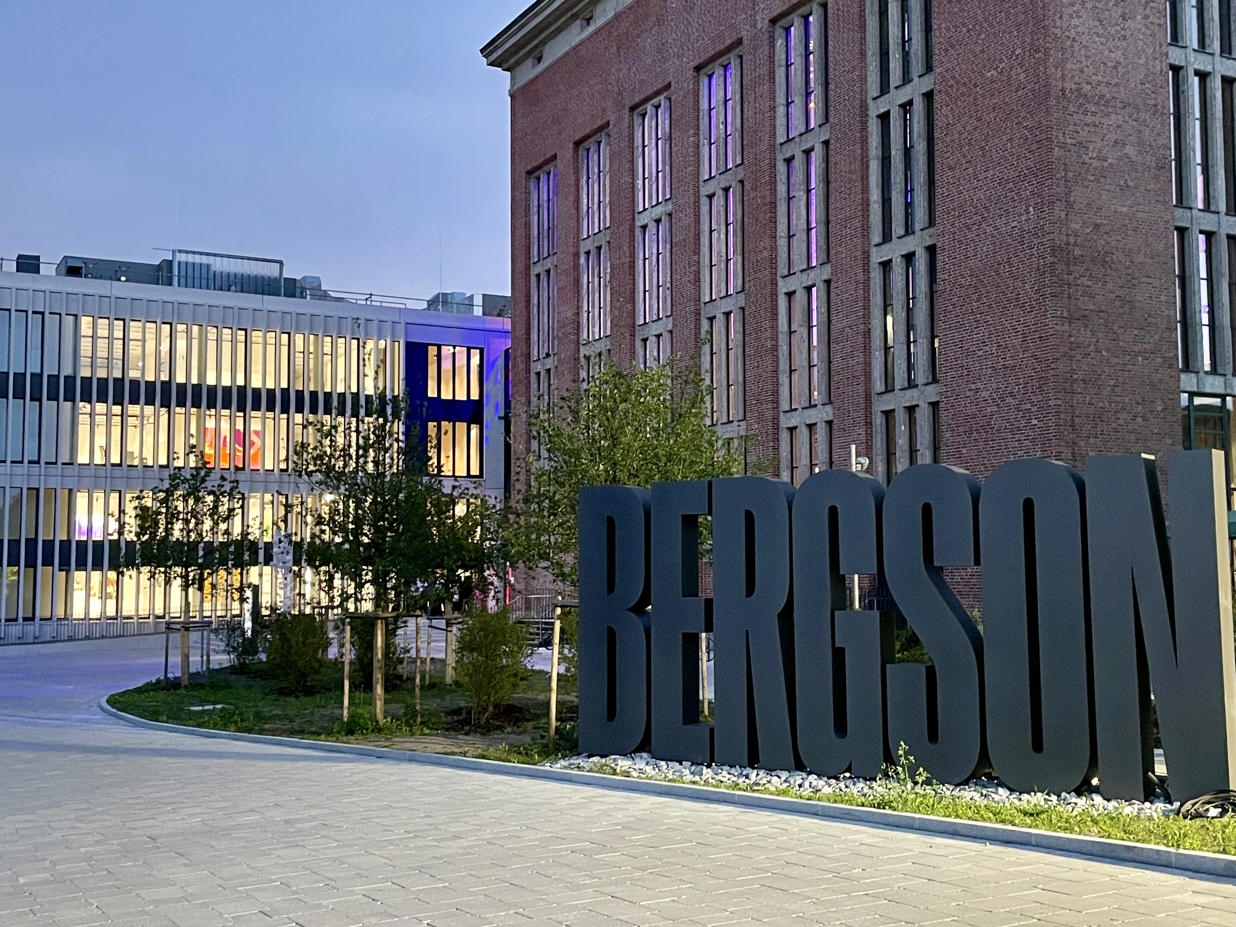 Mit der heutigen Eröffnung der Galerie „König Bergson“ (links im Bild) und der Öffnung des Konzertsaales ist das Bergson Kunstkraftzentrum fertiggestellt.