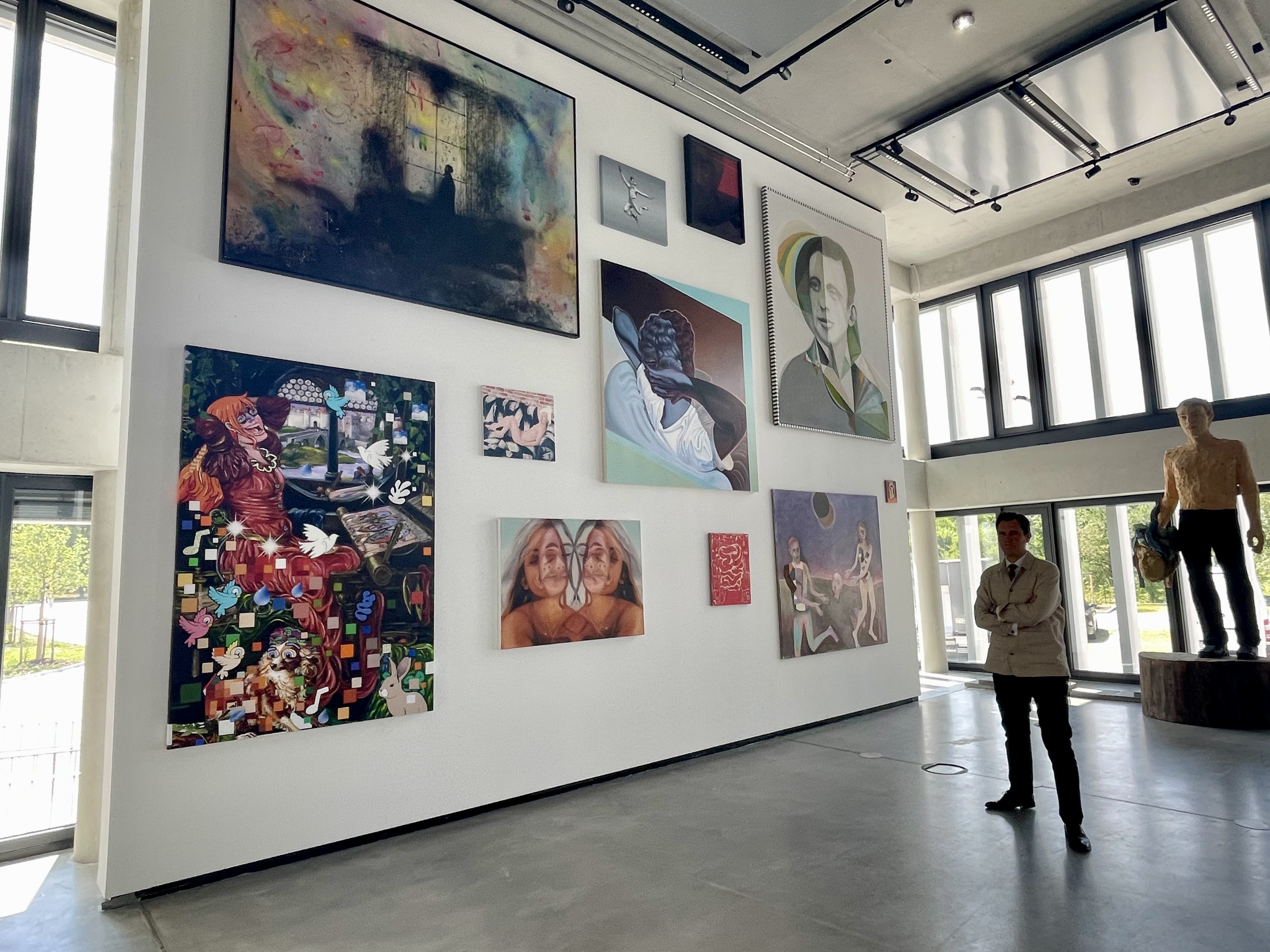 Nahezu 100 Künstler stellen auf vier Ebenen bis November ihre Werke in den neuen Galerieräumen im Neubau aus.