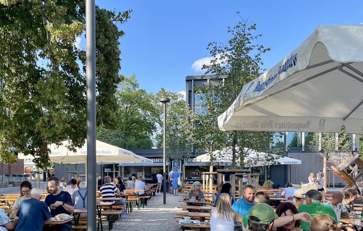 Der Bergson-Biergarten hat auch shcon geöffnet.