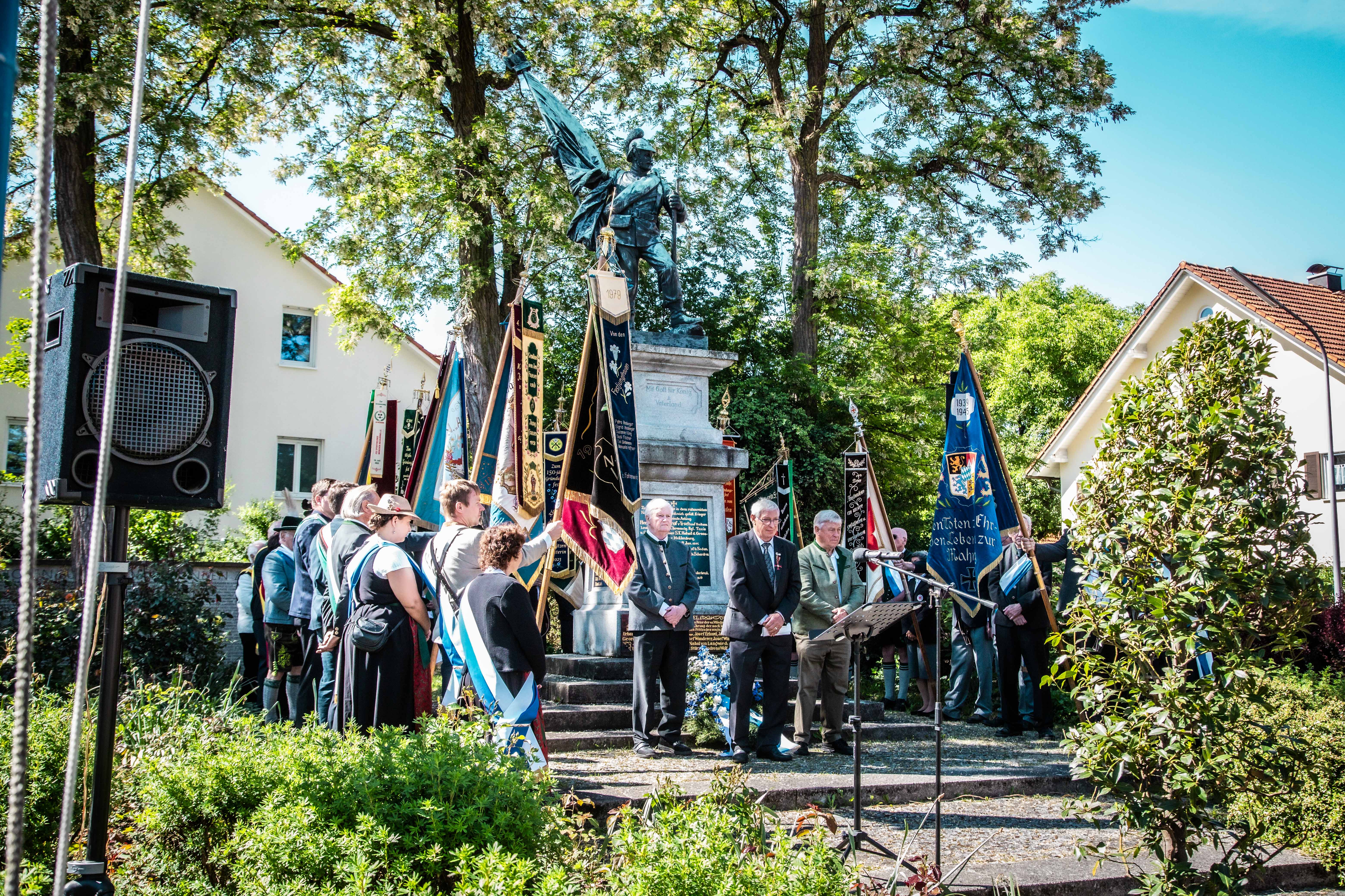Kranzniederlegung am Aubinger Kriegerdenkmal. v.l.n.r. Josef Fürst sen. (2. Vorstand), Manfred Reis (1. Vorstand), Manfred Kaufmann.