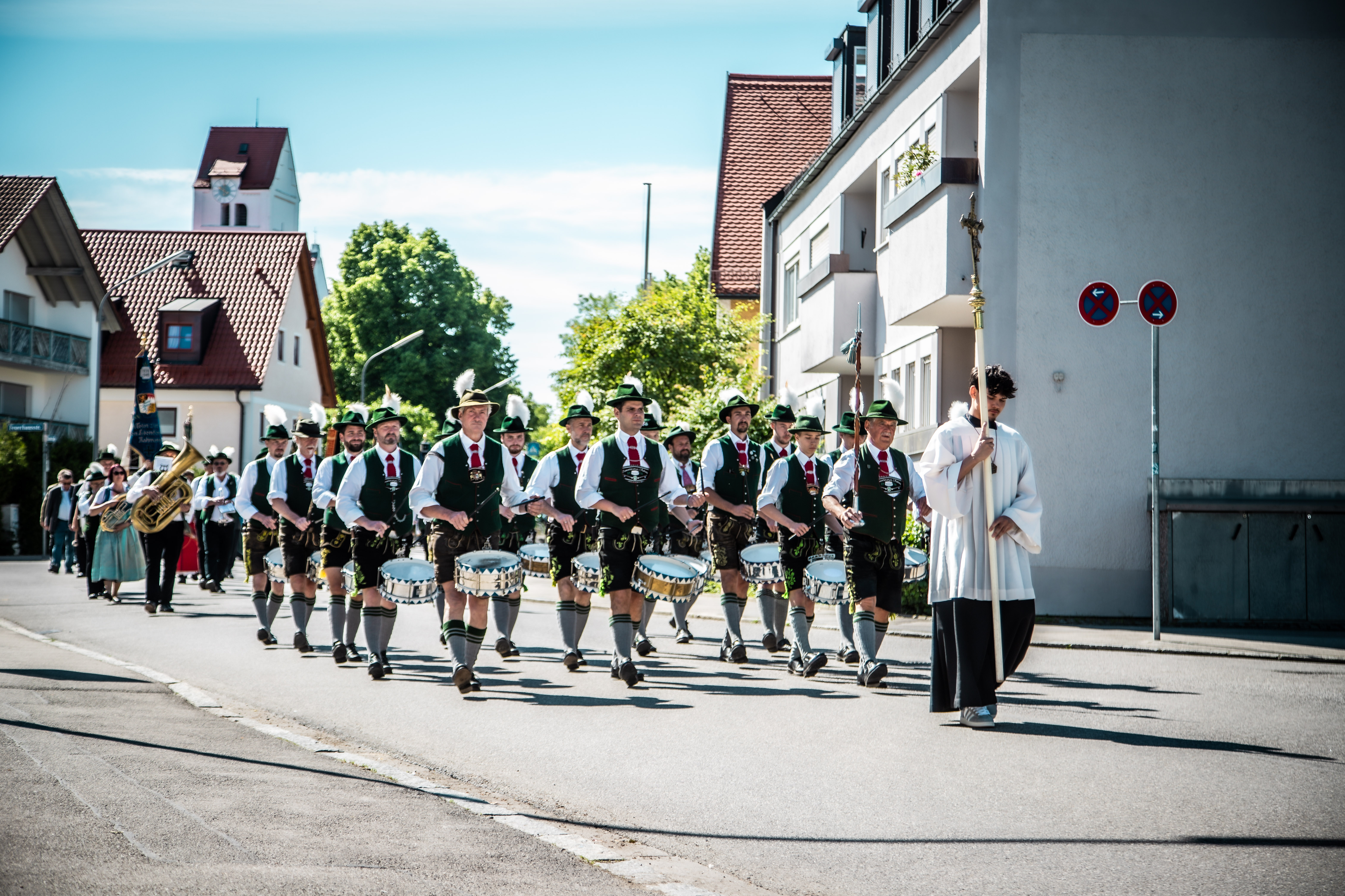 Angeführt wurde der Zug von der Pfarrkirche zum Kriegerdenkmal vom Trommlercorps Aubing unter der Leitung von Josef Preis sen.