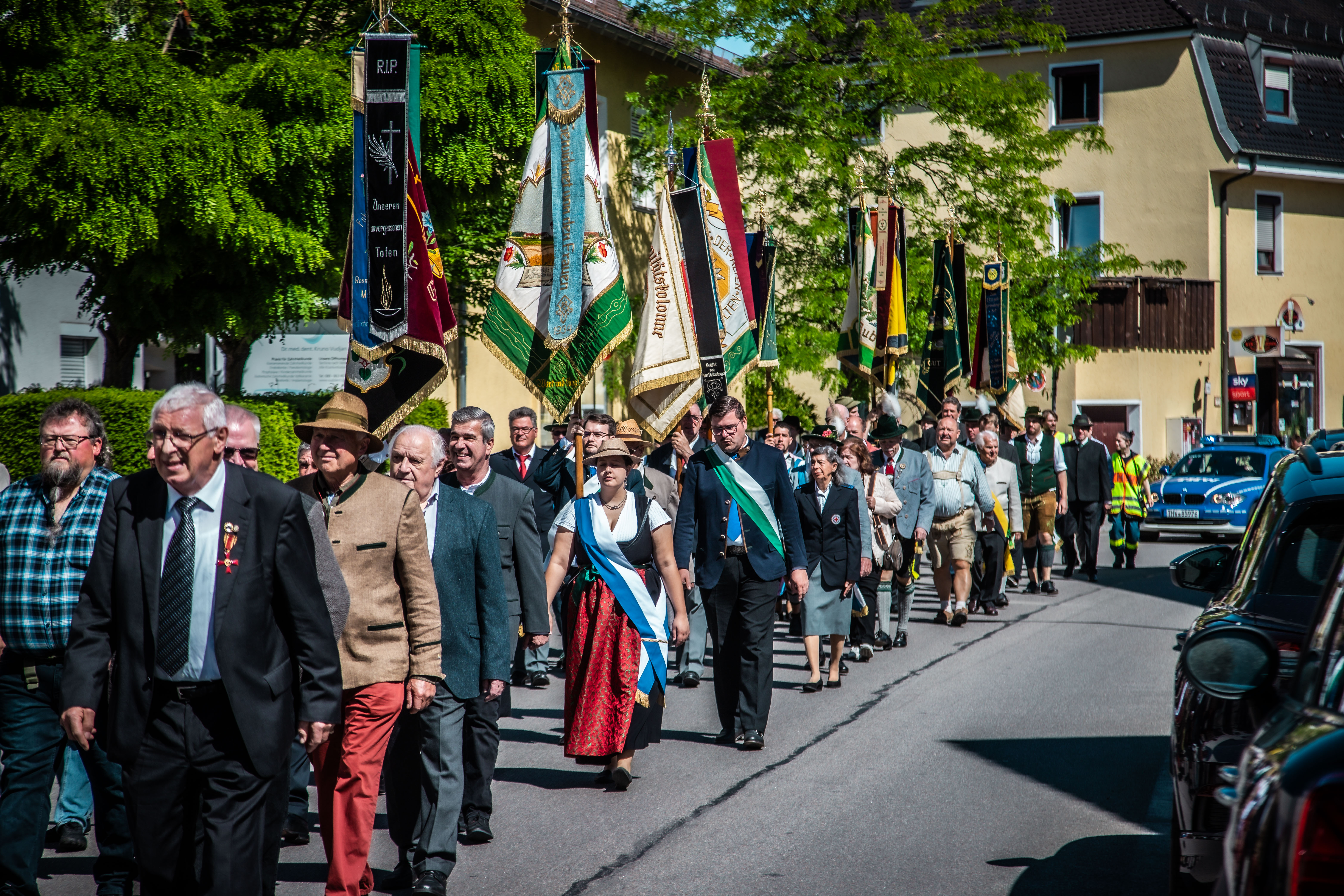 Fahnenabordnungen: Zahlreiche Aubinger Vereine nahmen am Jahrtag der Veteranen teil. Bei Kaiserwetter kam die Pracht der Vereinsfahnen besonders zur Geltung.