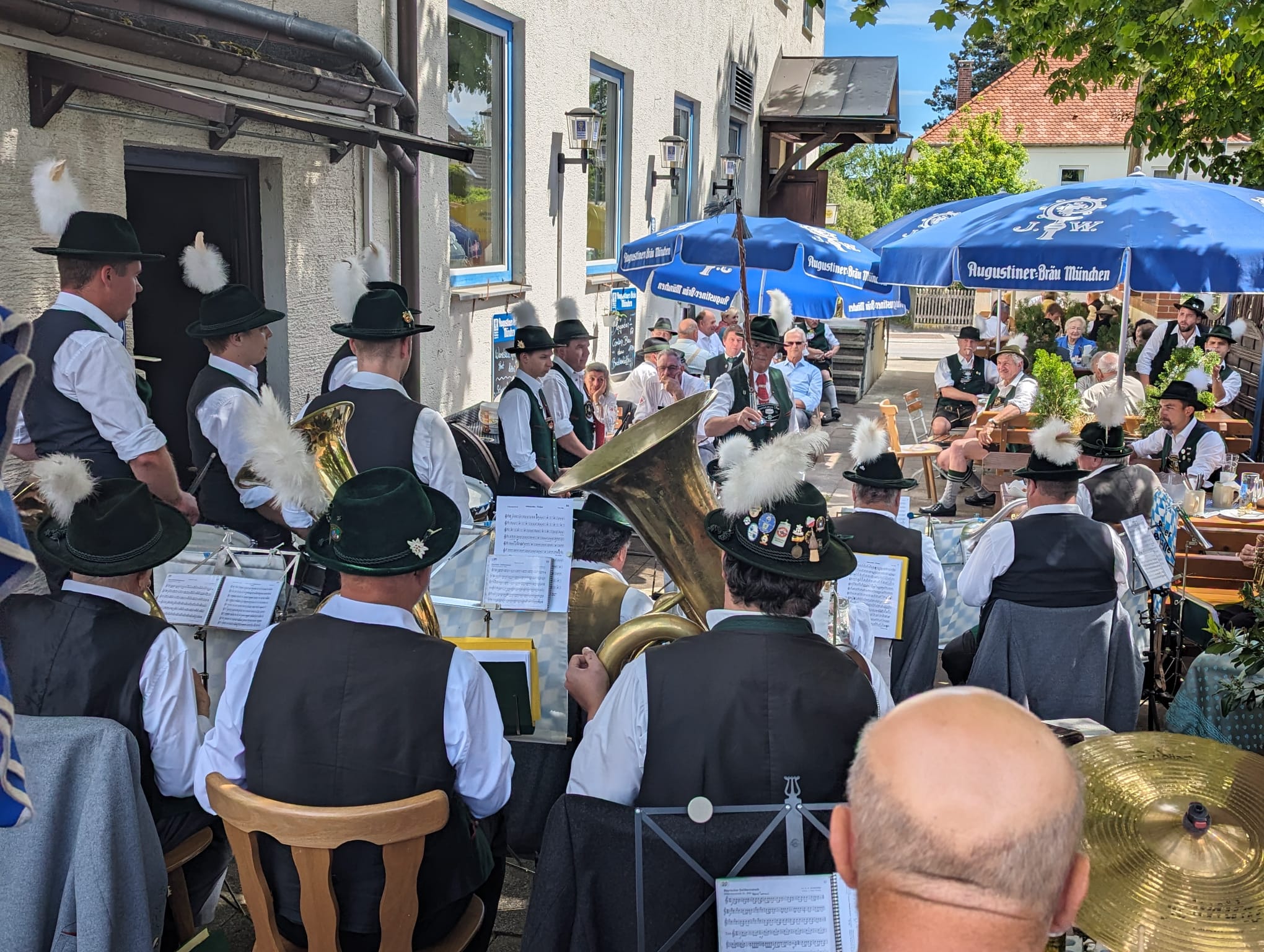 Einlage der Aubinger Trommler zusammen mit der Aubinger Blaskapelle. Bei diesen Klängen, kühlem Bier und viel Geselligkeit klang der Festtag im Biergarten des Gaststätte Burenwirt aus.