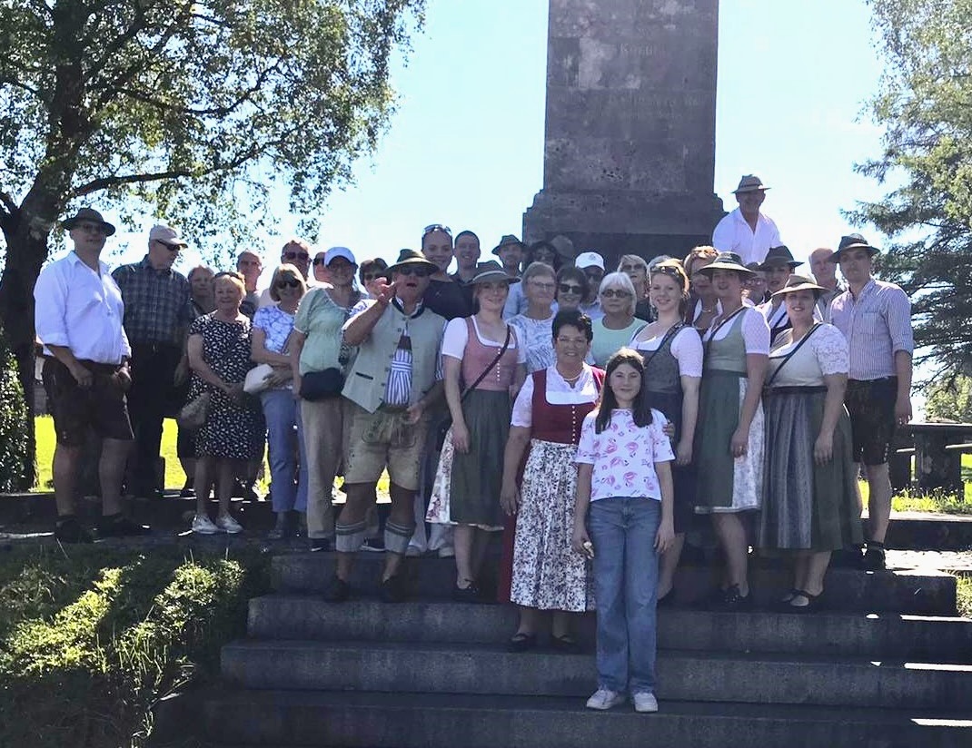 Gruppenfoto der Aubinger Schützen am Oberländerdenkmal