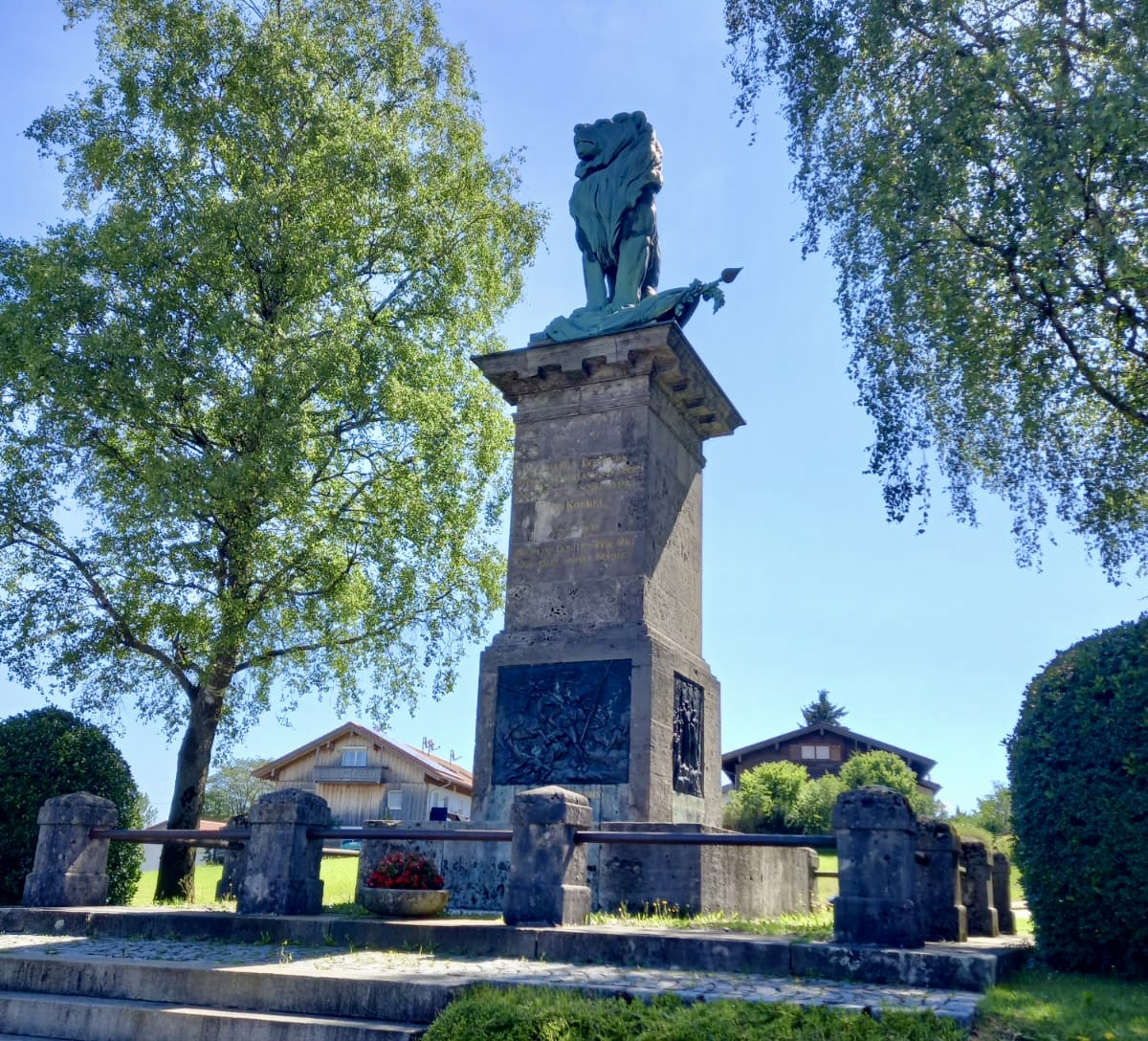 Das Oberländerdenkmal wurde 1905 zu Ehren der Gefallenen der Sendlinger Mordweihnacht von 1705 errichtet. Der Löwe ist genauso ausgerichtet, dass er zum damaligen Ort des Geschehens, dem Münchner Stadtteil Sendling blickt. Die GSK Waakirchen unterhält das Denkmal und hält jedes Jahr am hl. Abend eine Gedenkveranstaltung ab.