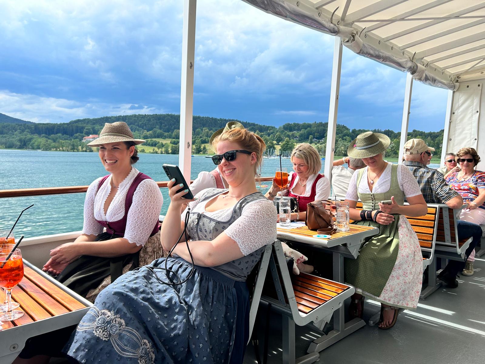 Ausgelassen Stimmung im feschen Gewand. Da es einfach was her macht und gerne getragen wird reisten viele Mitglieder der SGA in Tracht.