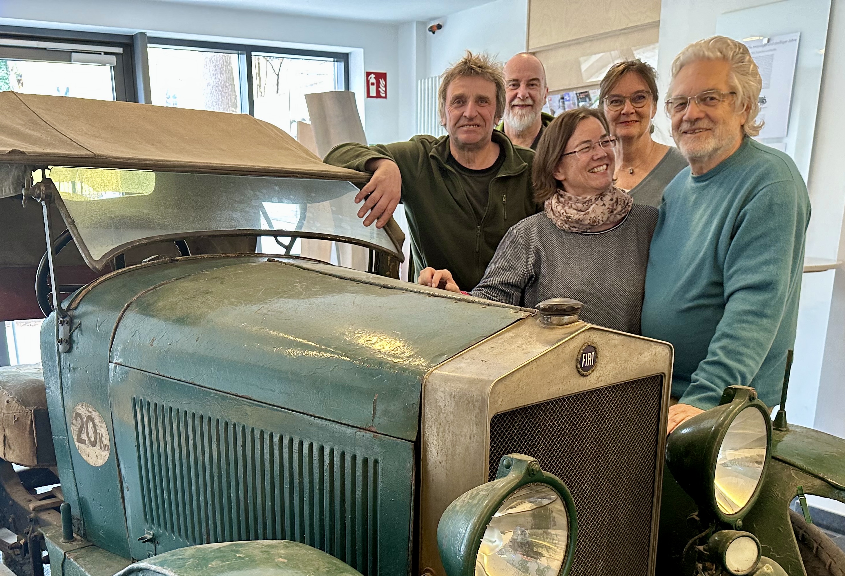 Die Ausstellungsmacher: Hermann Geiger, Werner Gruban, Sybille Sommer, Rosemarie Zacher und Hans-Georg Krause (v.l.) hinter einem historischen Gefährt mit landwirtschaftlicher Ausstattung. 