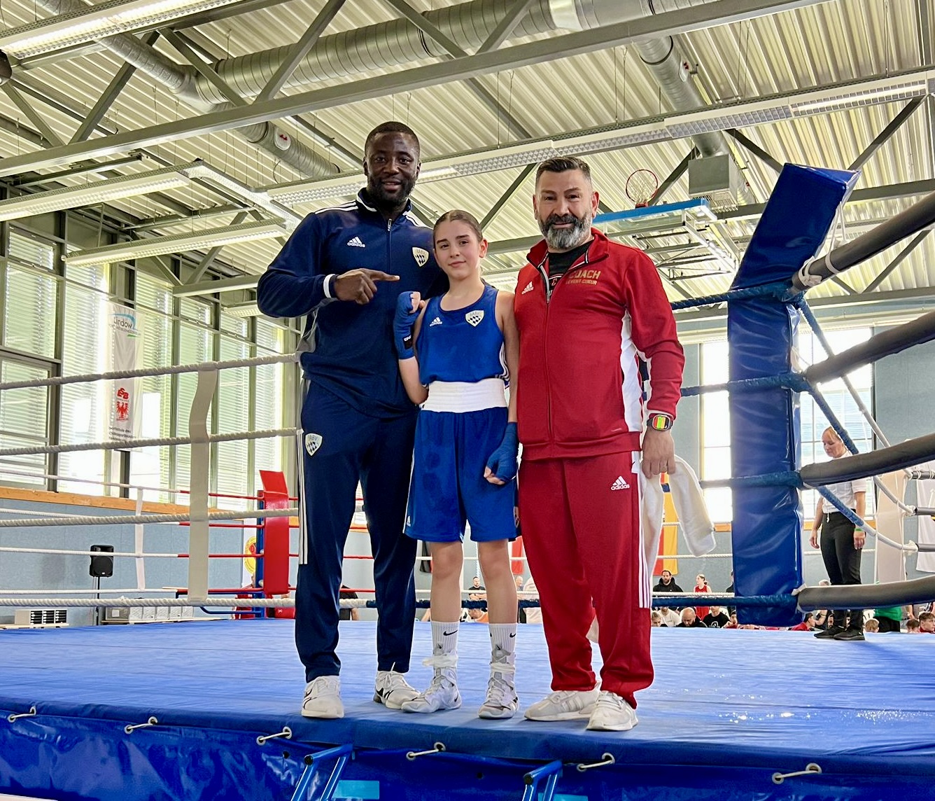 Bayrischer Landestrainer Raschad Pekpassi, Selina Cukur und Trainer und Vater Levent Cukur.