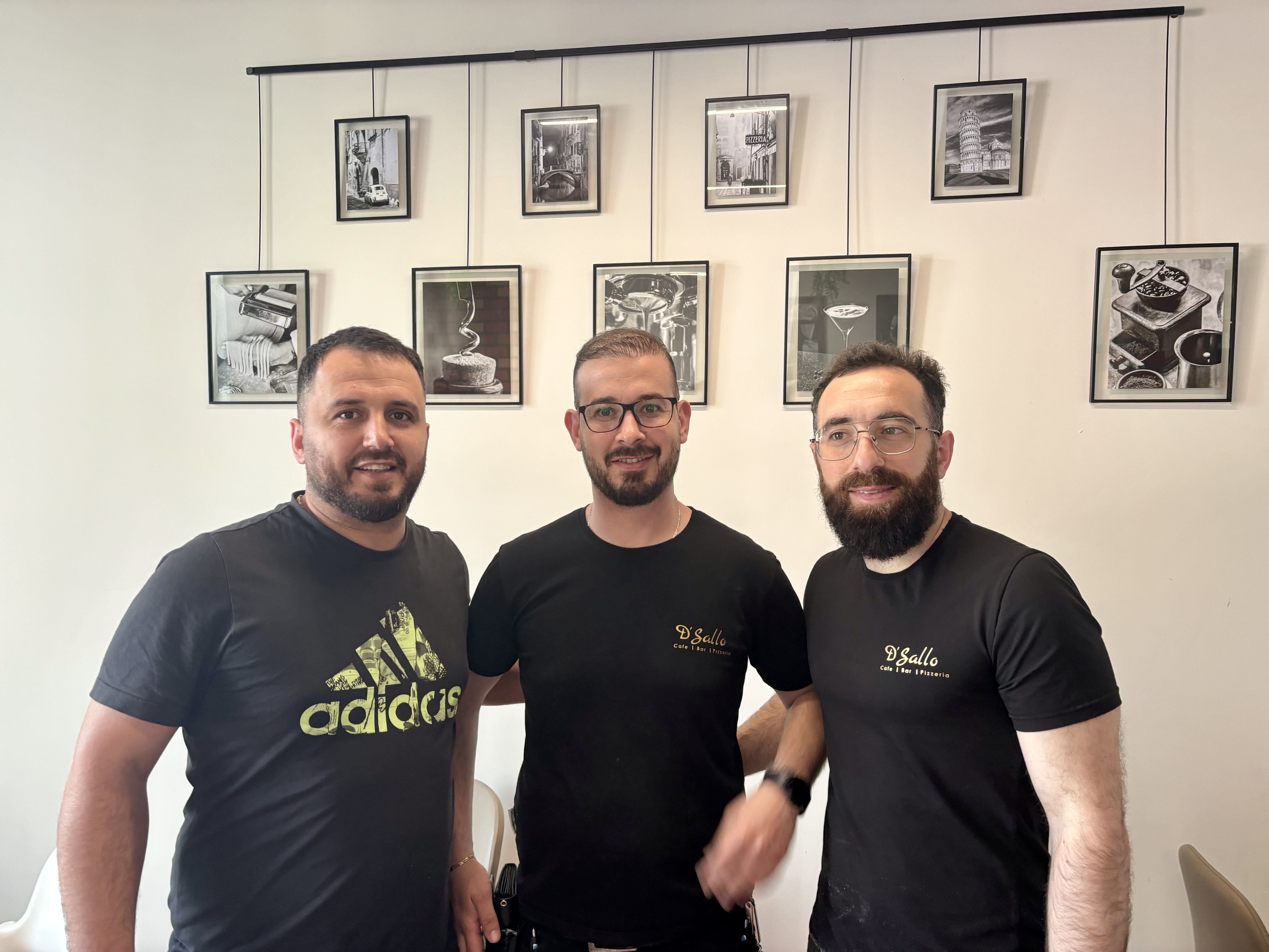 “Wir haben Pizza und Pasta, Antipasti und Nachspeisen un dim Sommer selbstgemachtes Eis.” Das Küchen- und Servier-Team von D´Sallo.