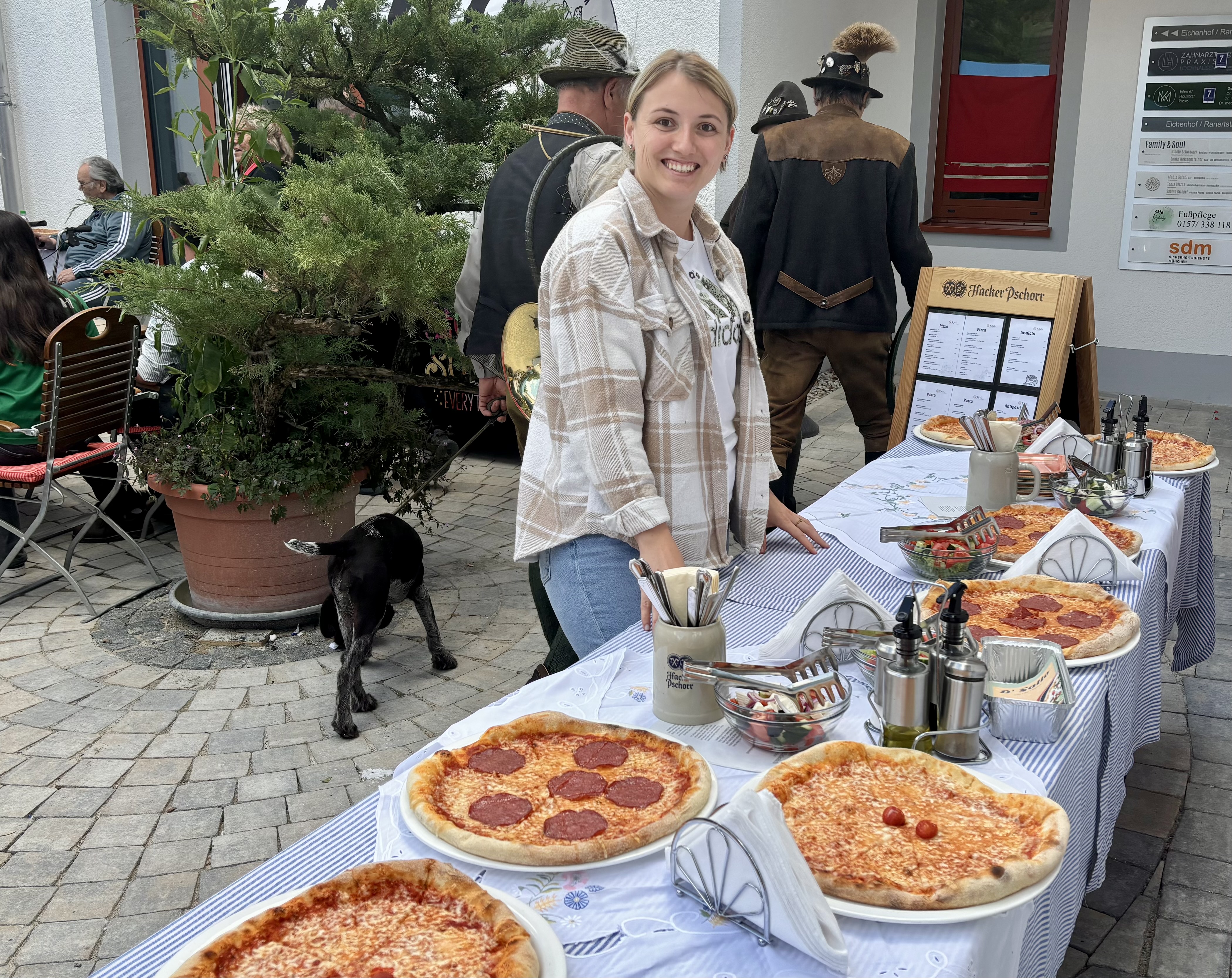 Greta Sallo von der Café-Bar-Pizzeria D´Sallo beim Pizzabüffet.