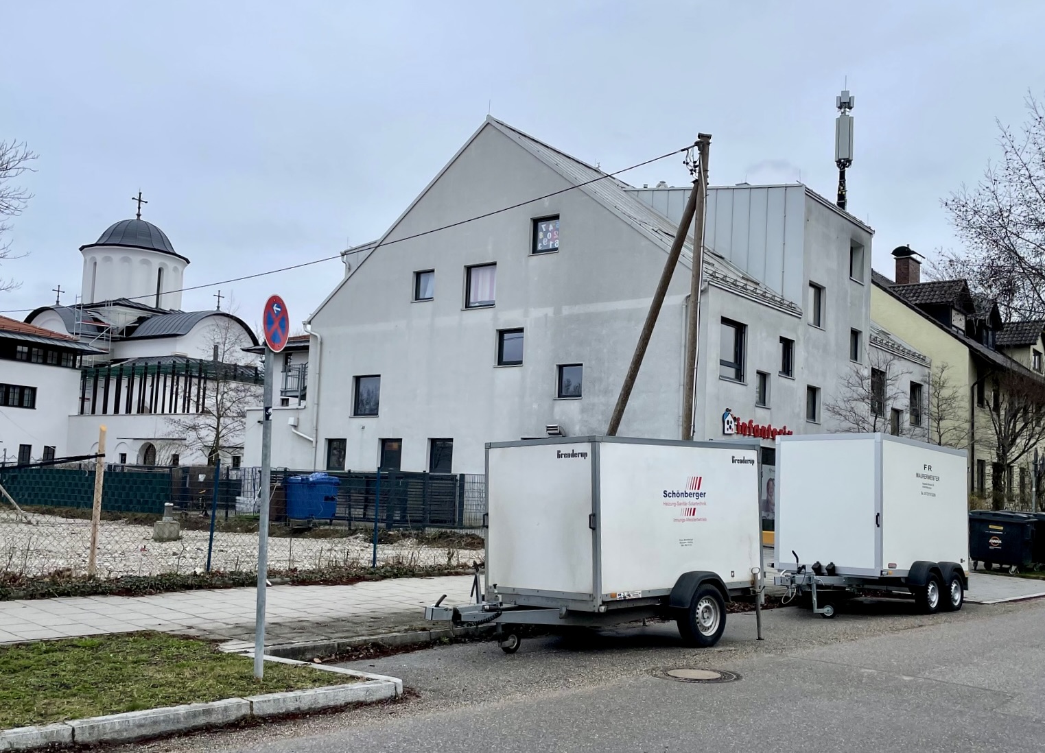 Eigentlich ganz einfach: Der Containerstandort auf der Ostseite der Industriestraße sollte nur auf die gegenüberliegende Westseite verlegt werden. Doch die Entsorgungsfirma entfernte die Container von einem Tag auf den anderen.