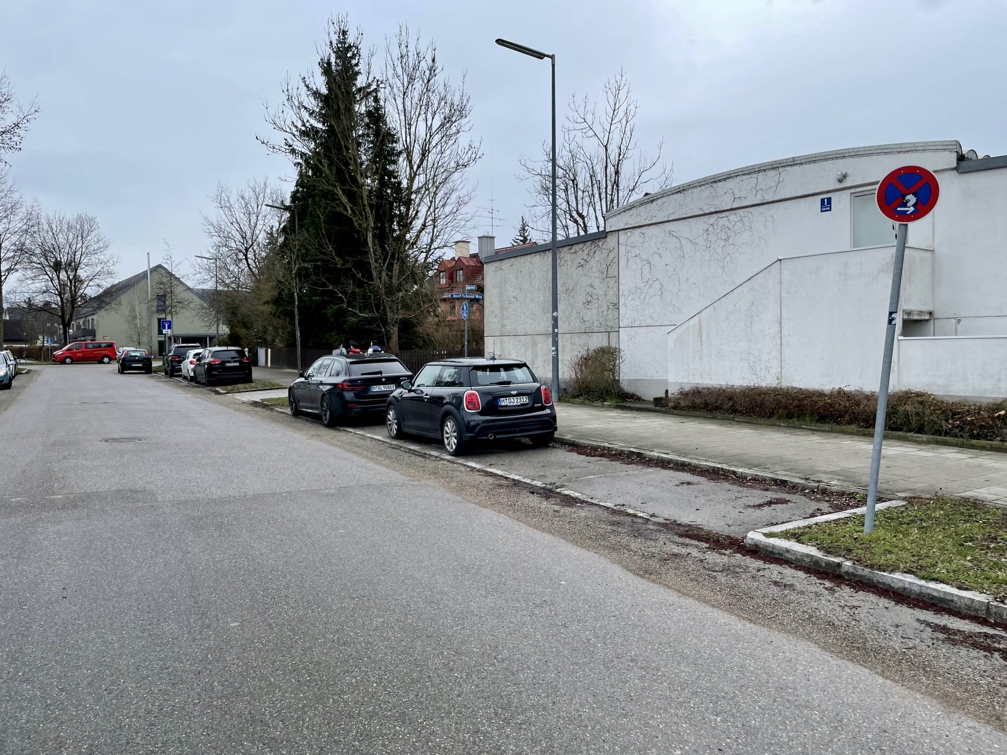 Jetzt wurde für den neuen Standort ein Parkverbot zwischen der Lidelstraße und dem Josef-Schmid-Weg beantragt. Sollte hier das Genehmigungsverfahren reibungslos ablaufen, könnte der neue Wertstoffstandort bis Ende März stehen.